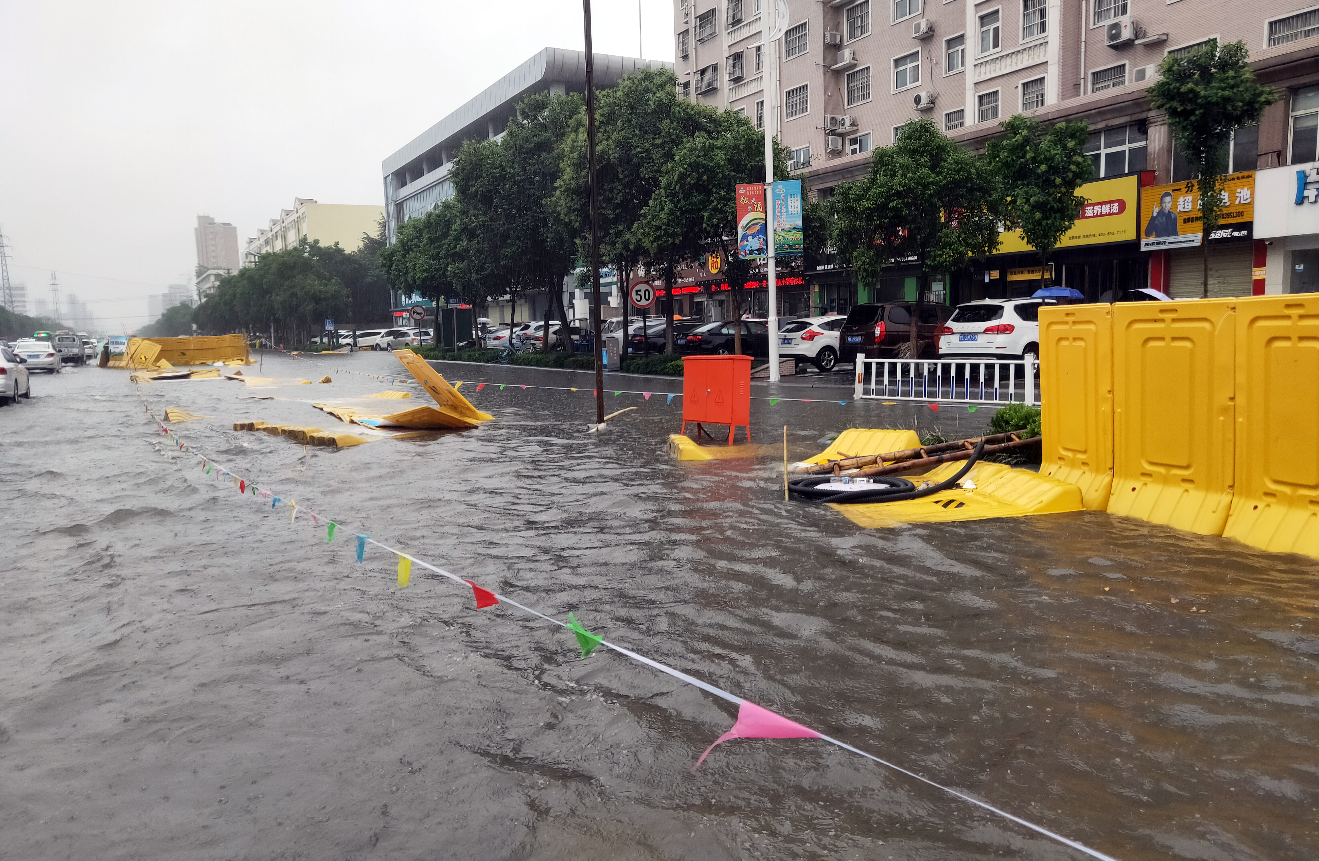 视频丨暴雨袭城!漯河一小轿车扎进3米深坑,一家三口惊险逃生