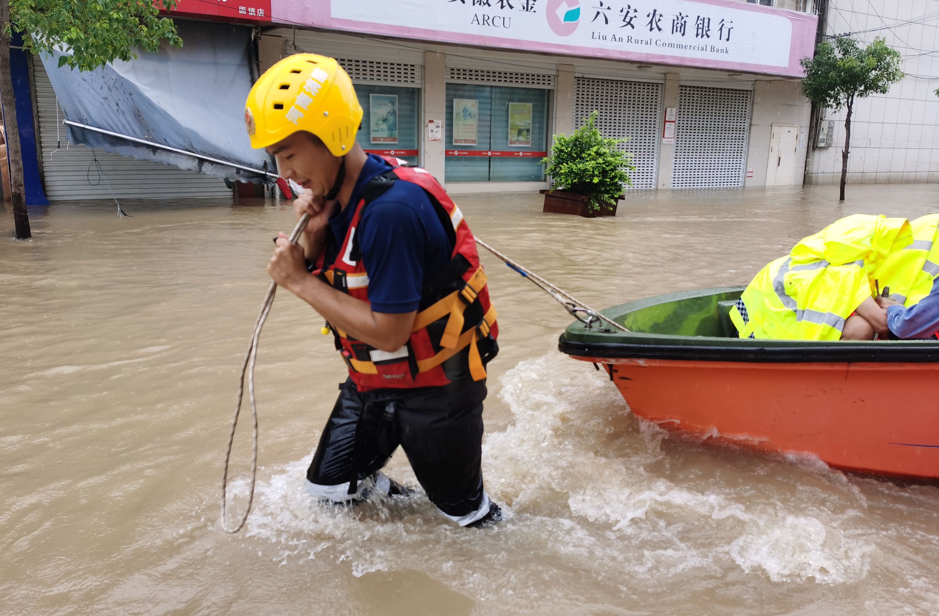 抗洪|漯河籍消防员安徽抗洪，与时间赛跑和队友一天救出200多人！