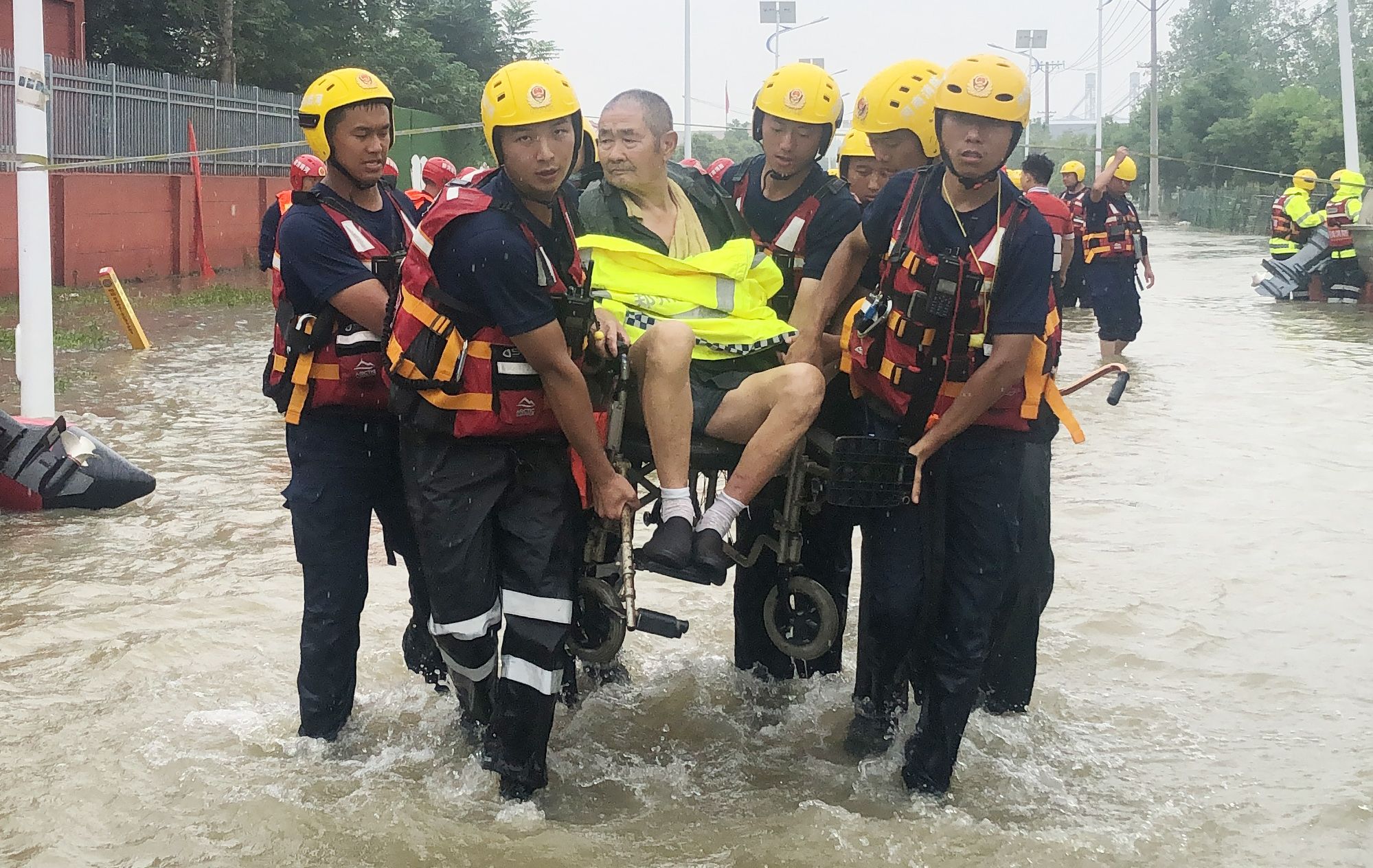 抗洪|漯河籍消防员安徽抗洪，与时间赛跑和队友一天救出200多人！