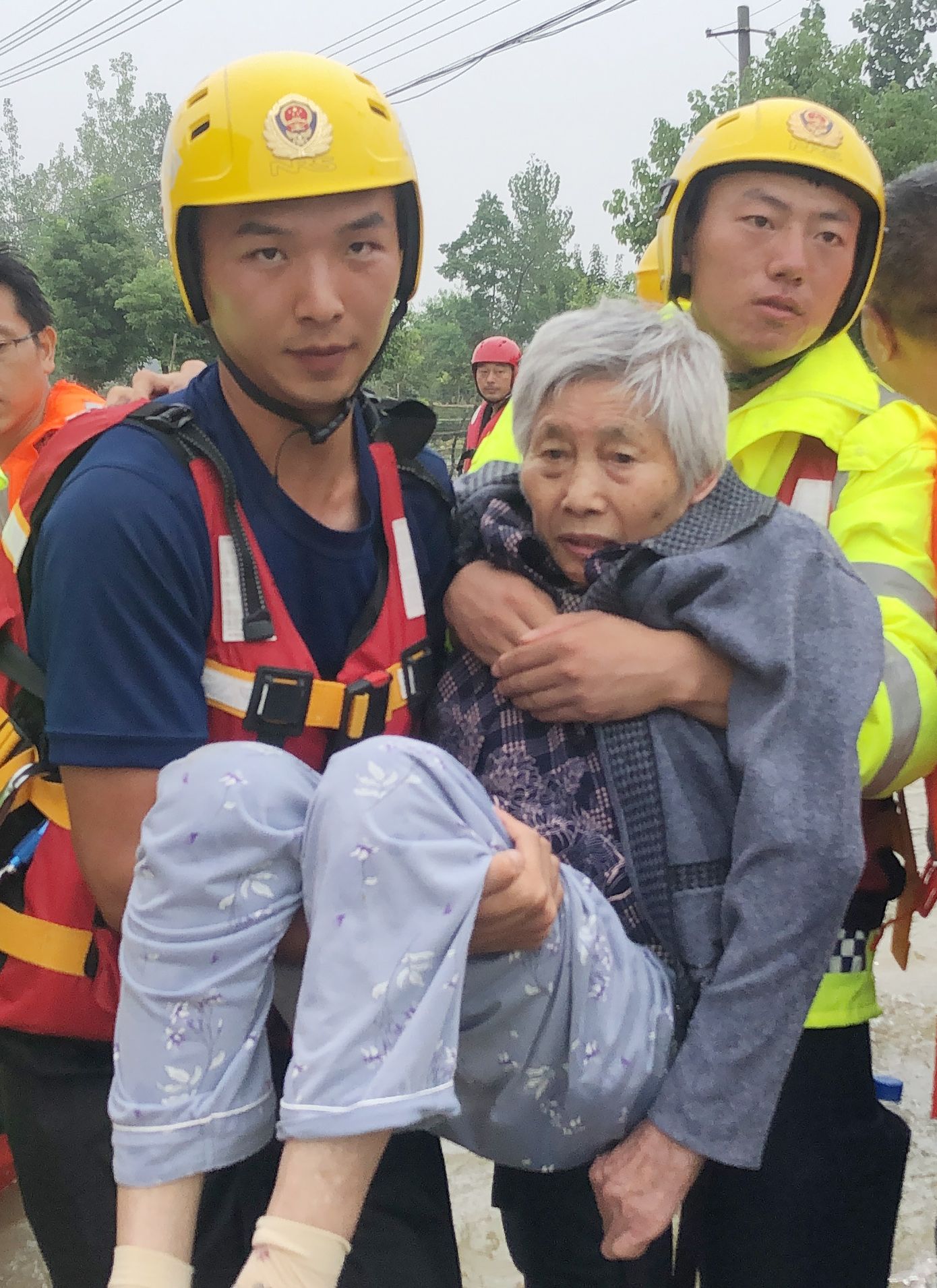 抗洪|漯河籍消防员安徽抗洪，与时间赛跑和队友一天救出200多人！