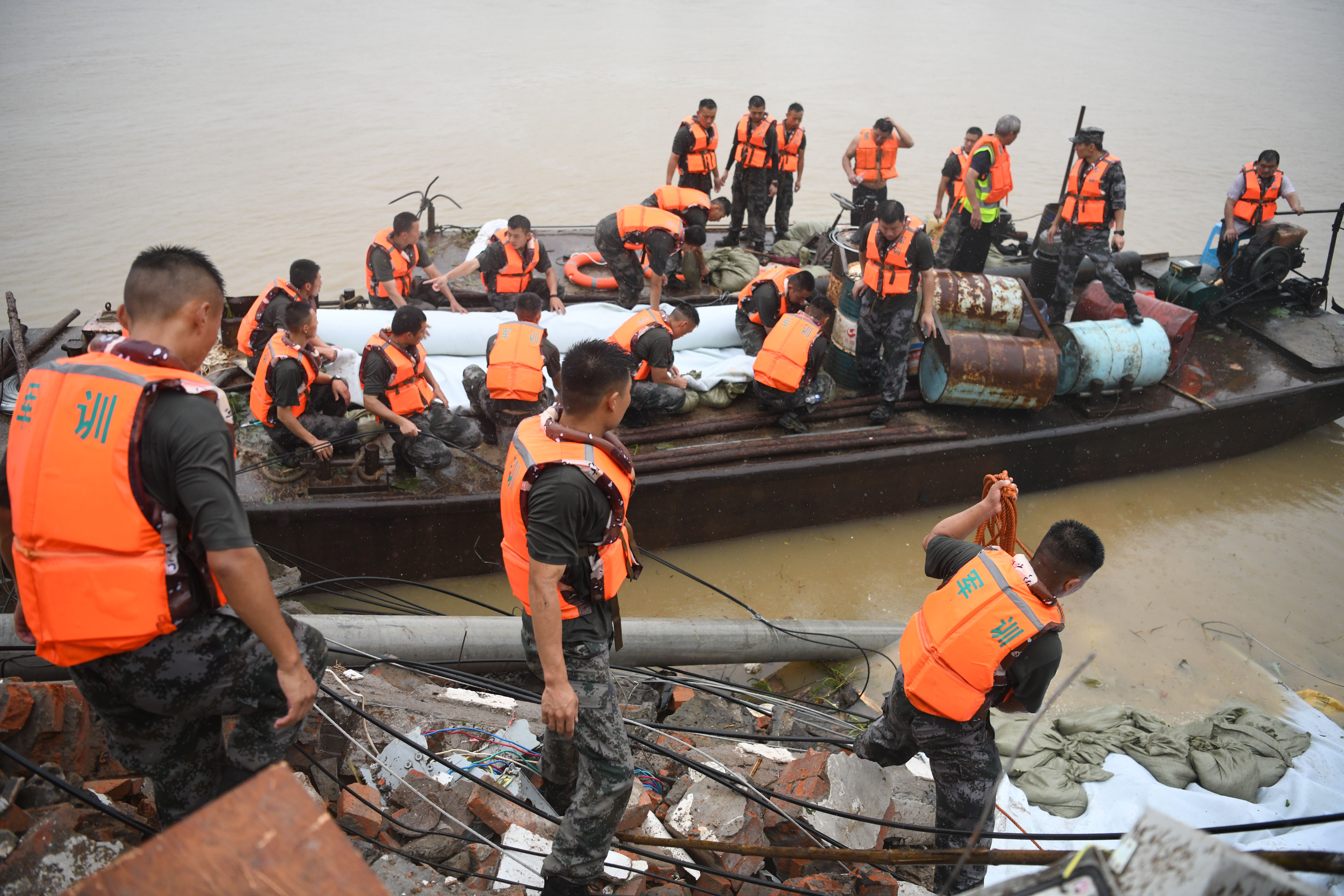 中国军情|史灌河出现管涌 500官兵奋战25小时处理险情