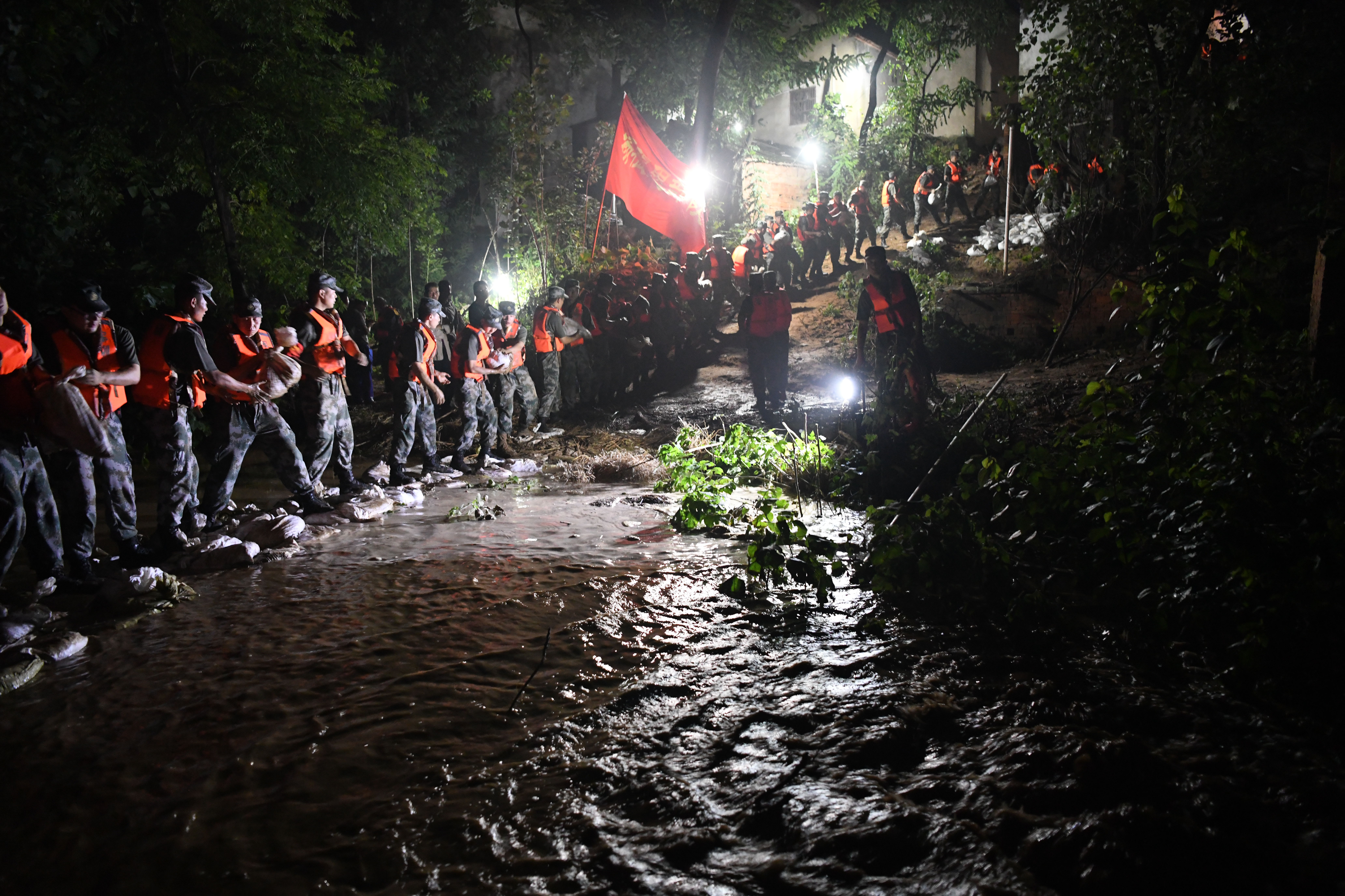 河南固始史灌河出现管涌渗漏情况危急500官兵奋战24小时处理险情