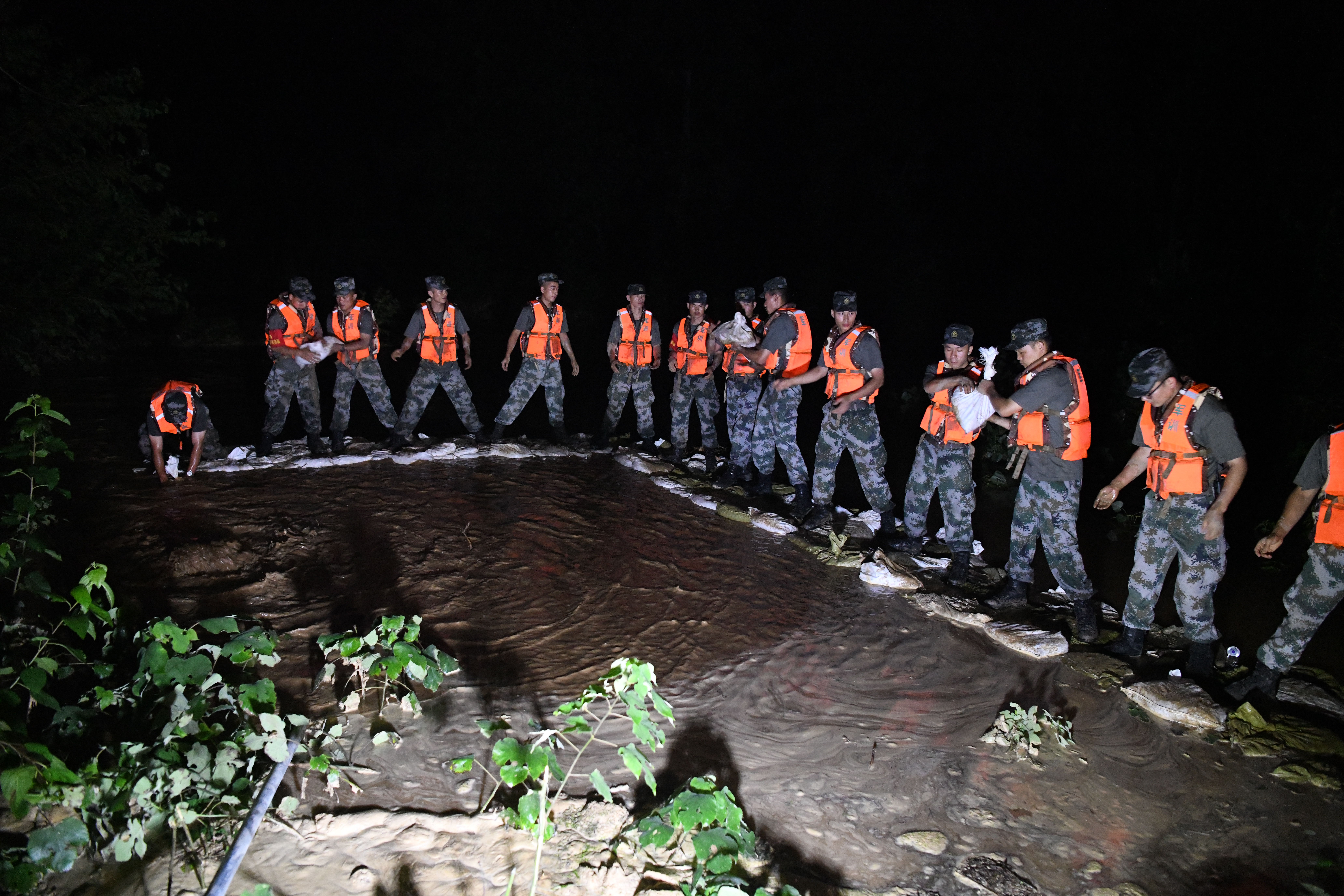 中国军情|史灌河出现管涌 500官兵奋战25小时处理险情