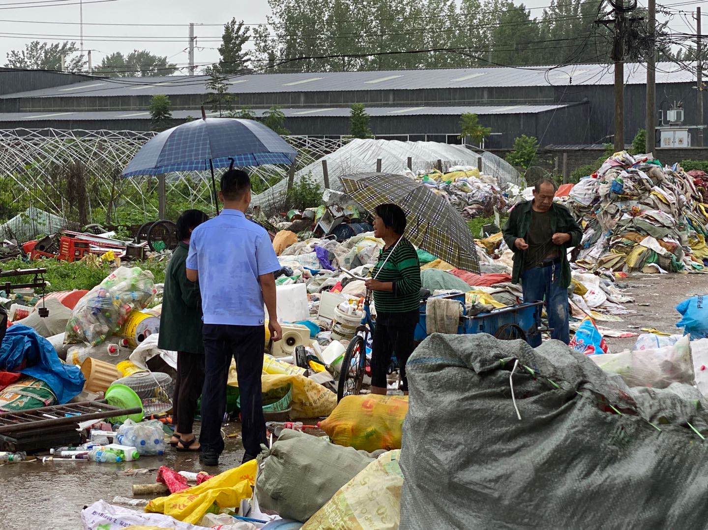 西平|五万块现金被当“废纸”卖掉 西平民警冒雨辗转找回