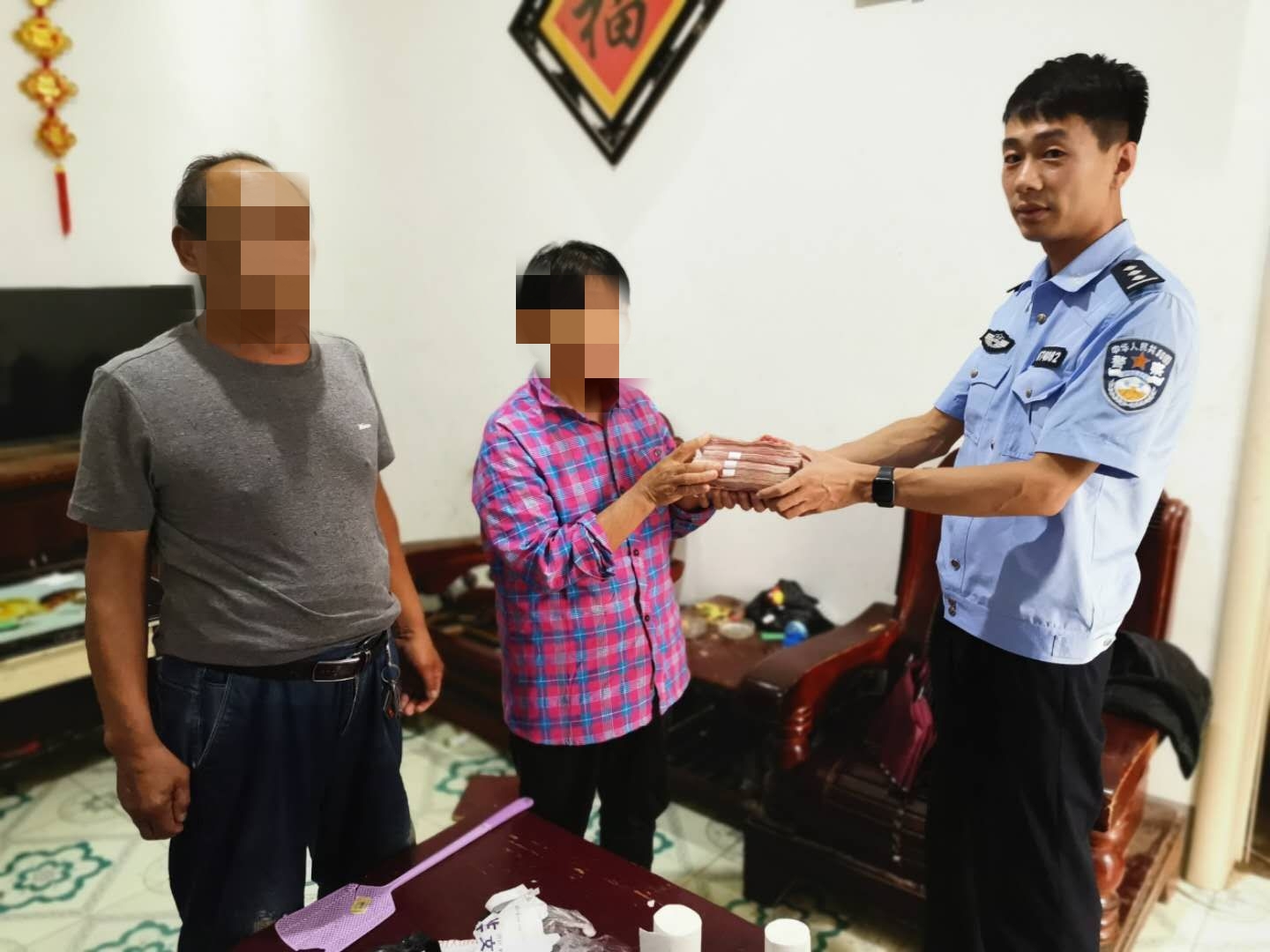 西平|五万块现金被当“废纸”卖掉 西平民警冒雨辗转找回