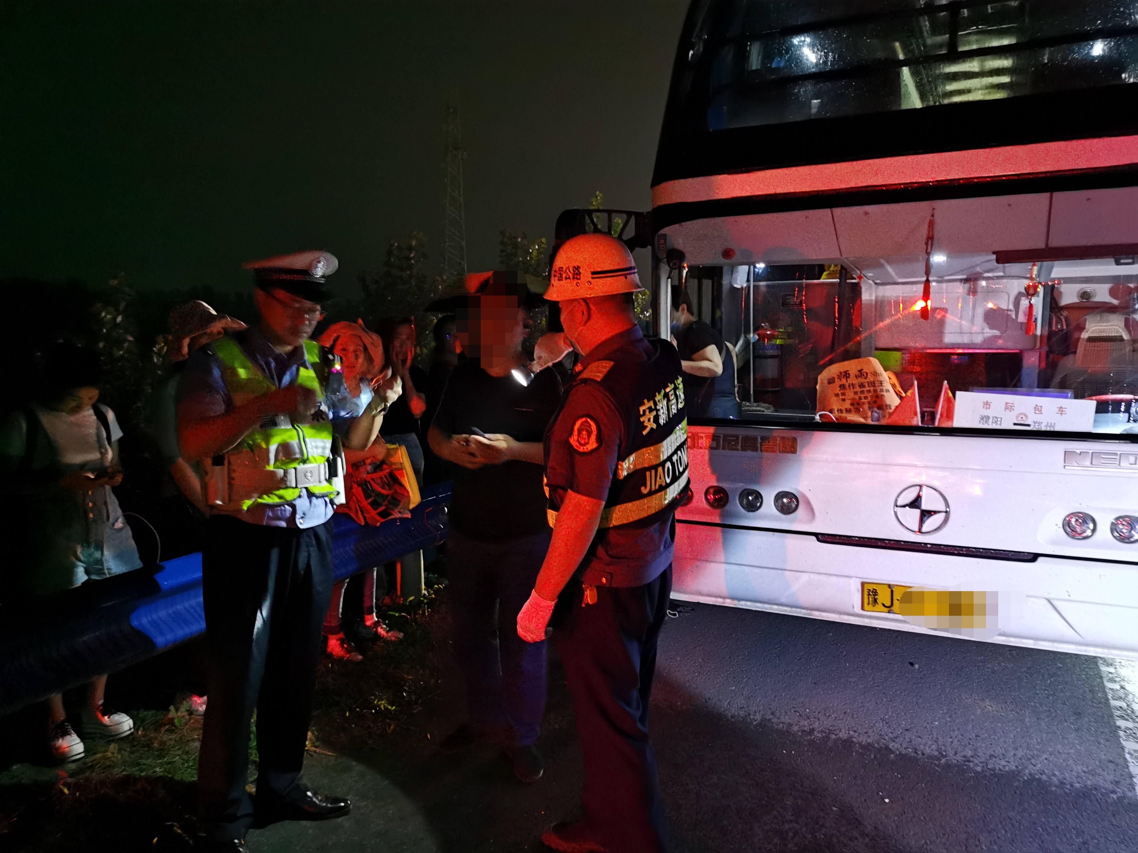 交通|38人大客车雨夜被困高速 高速交警冒雨“倒客”除险