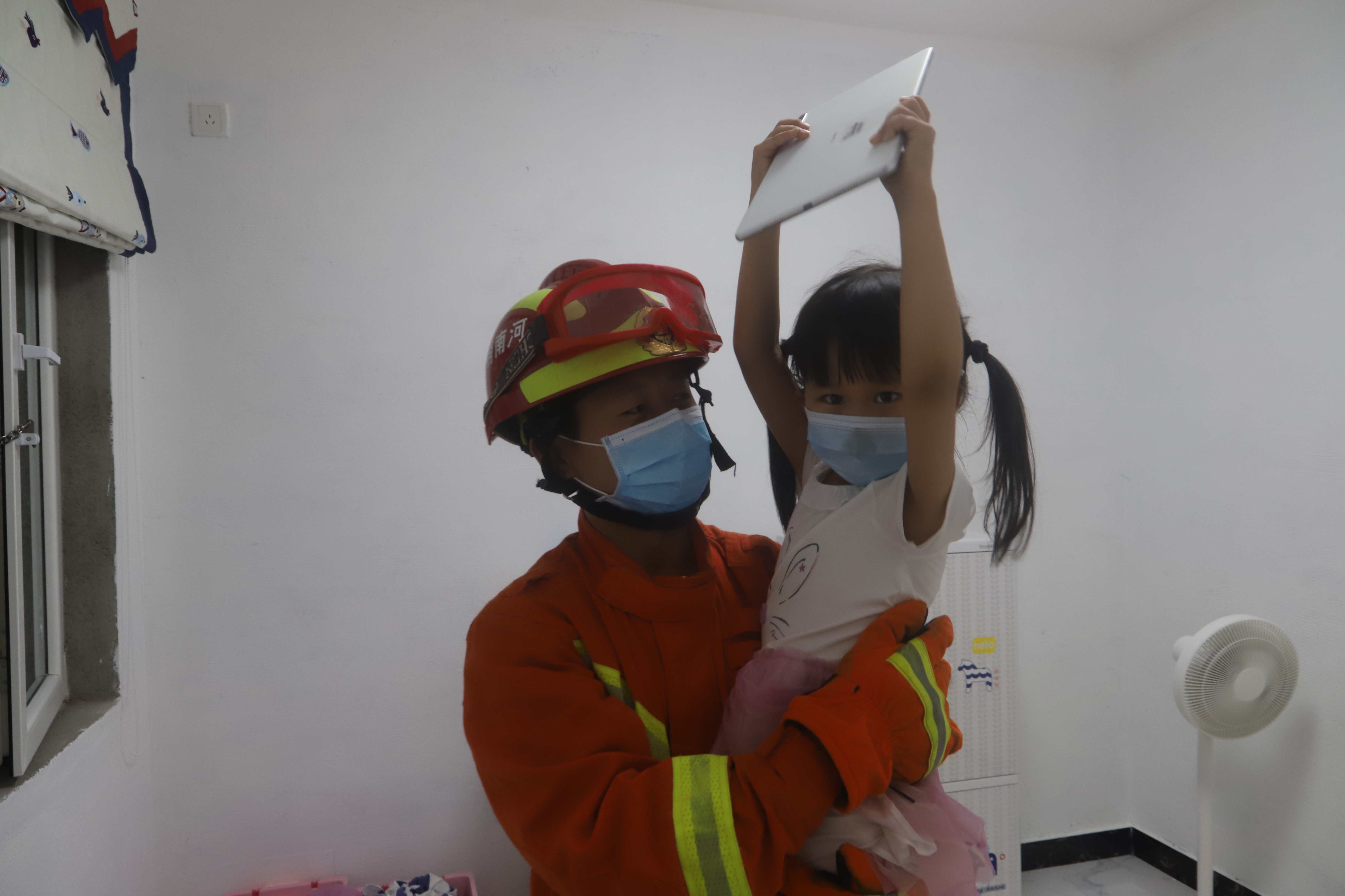 消防员|三门峡5岁萌娃被锁屋内，淡定指挥妈妈施救