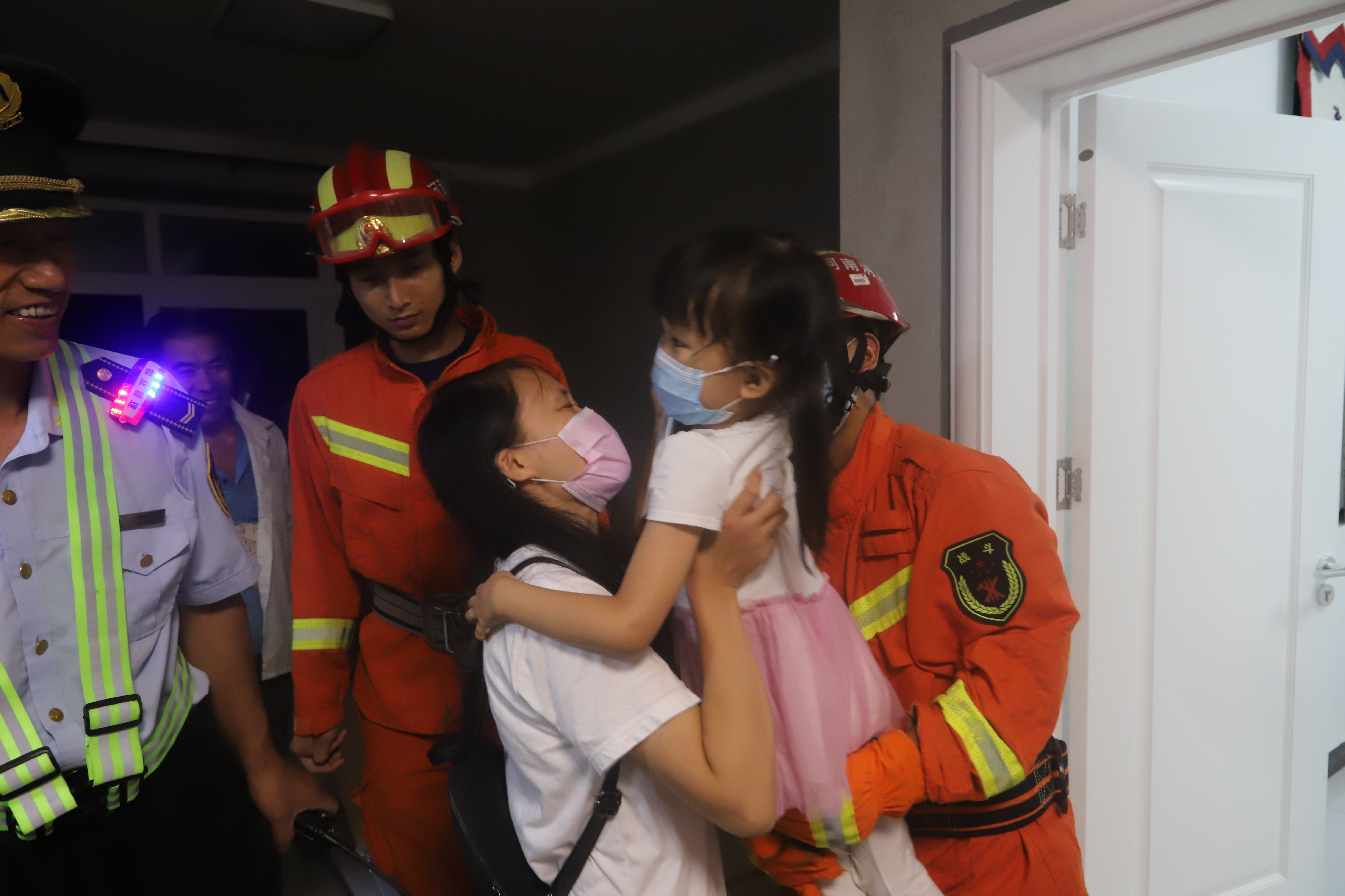 消防员|三门峡5岁萌娃被锁屋内，淡定指挥妈妈施救