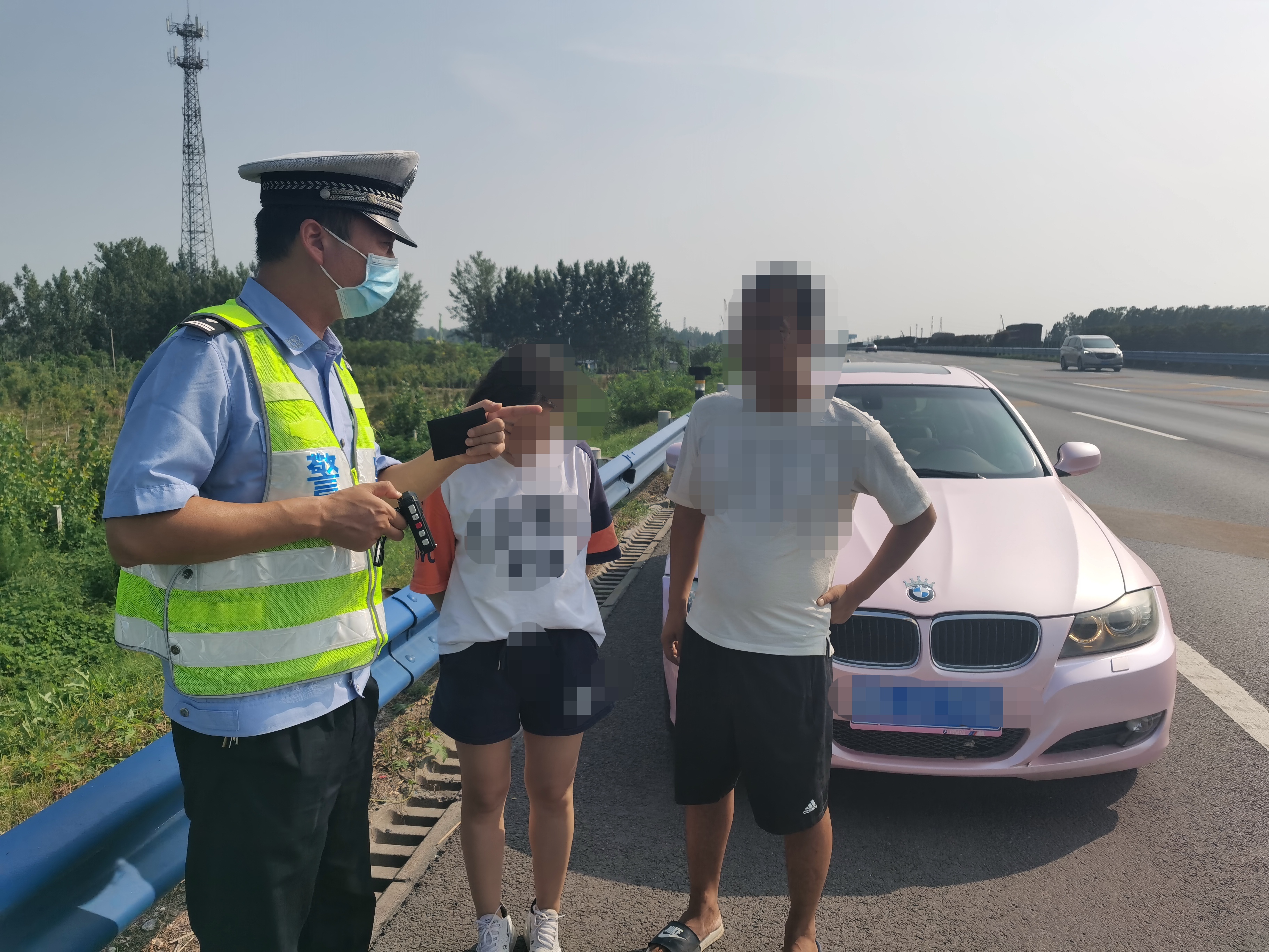 法制|男子开宝马高速违停和女友亲热 高速交警：罚你没商量