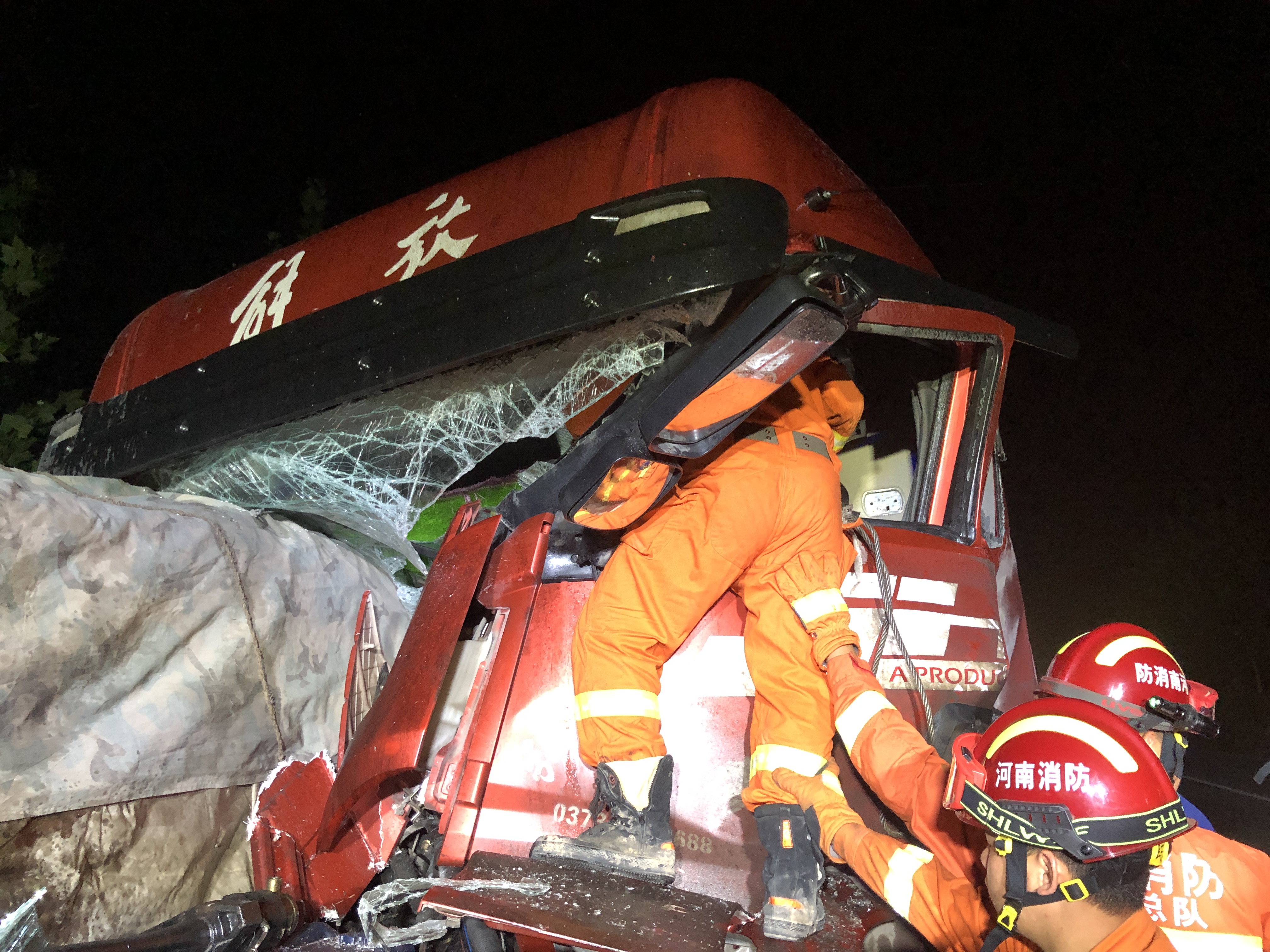 消防|半挂追尾司机被困消防破拆成功营救