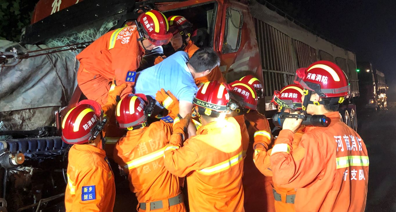消防|半挂追尾司机被困消防破拆成功营救
