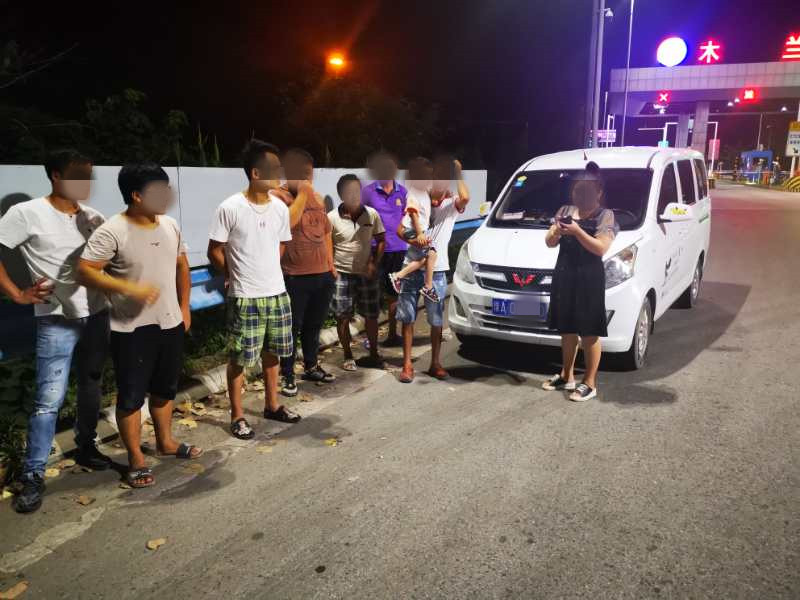 面包车|大写的热！7座车挤了13人，商丘高速交警连查多台超员面包车