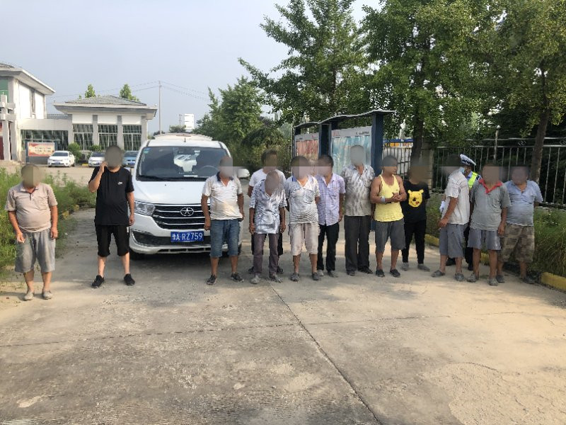 面包车|大写的热！7座车挤了13人，商丘高速交警连查多台超员面包车