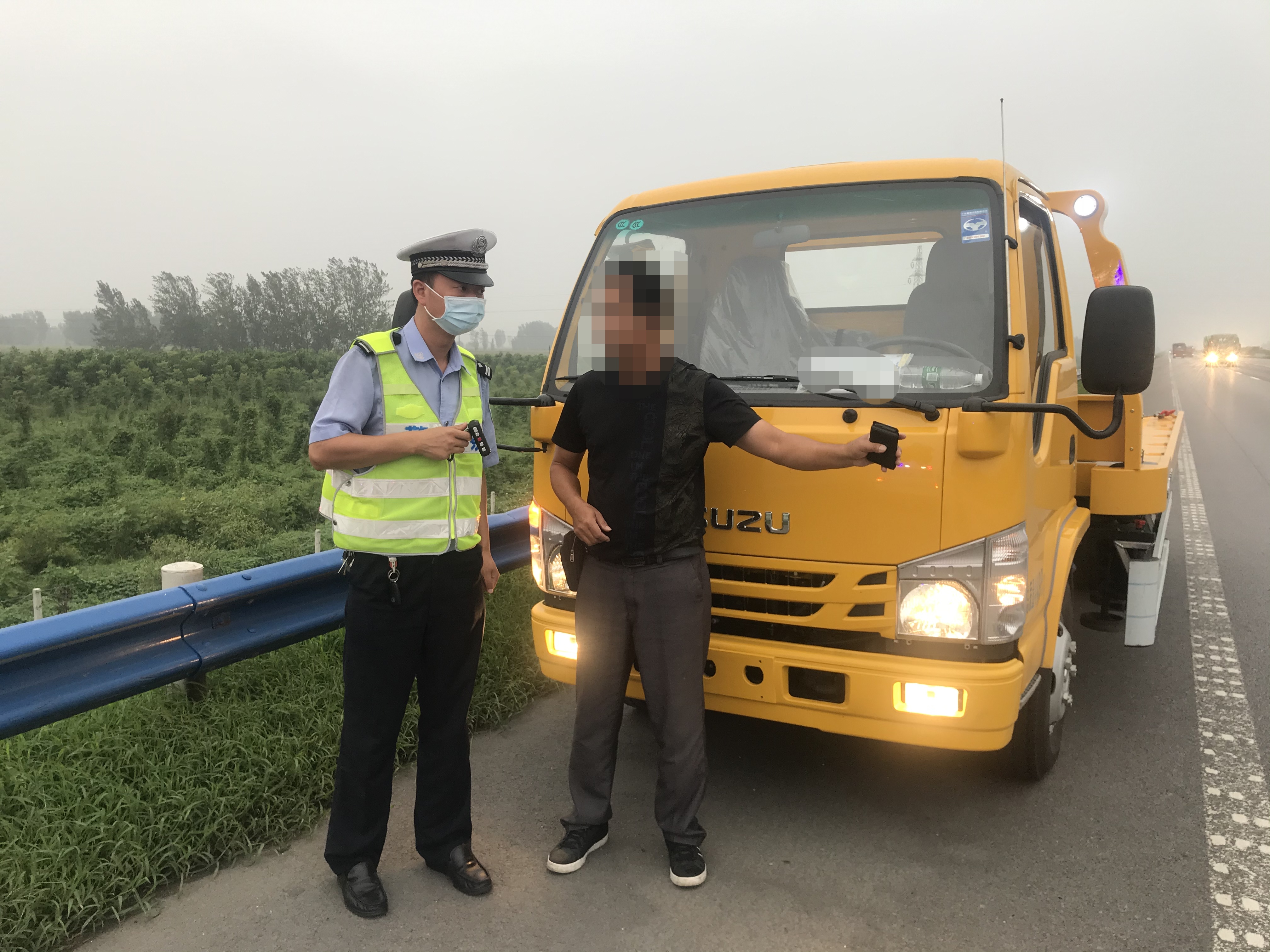 法制|无牌新车霸占高速车道 男司机被抓现行遭罚款扣分