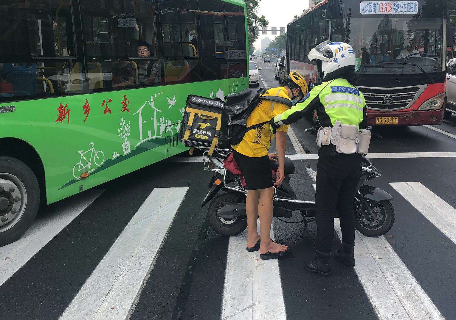 外卖小哥|新乡外卖小哥出车祸影响送餐 女骑警代送并向客户求情：别给差评