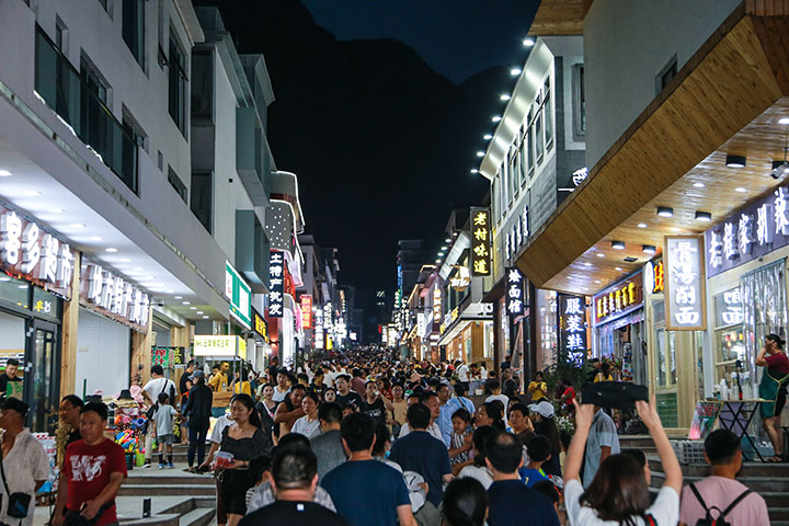 岸上小镇热闹的商业街.jpg