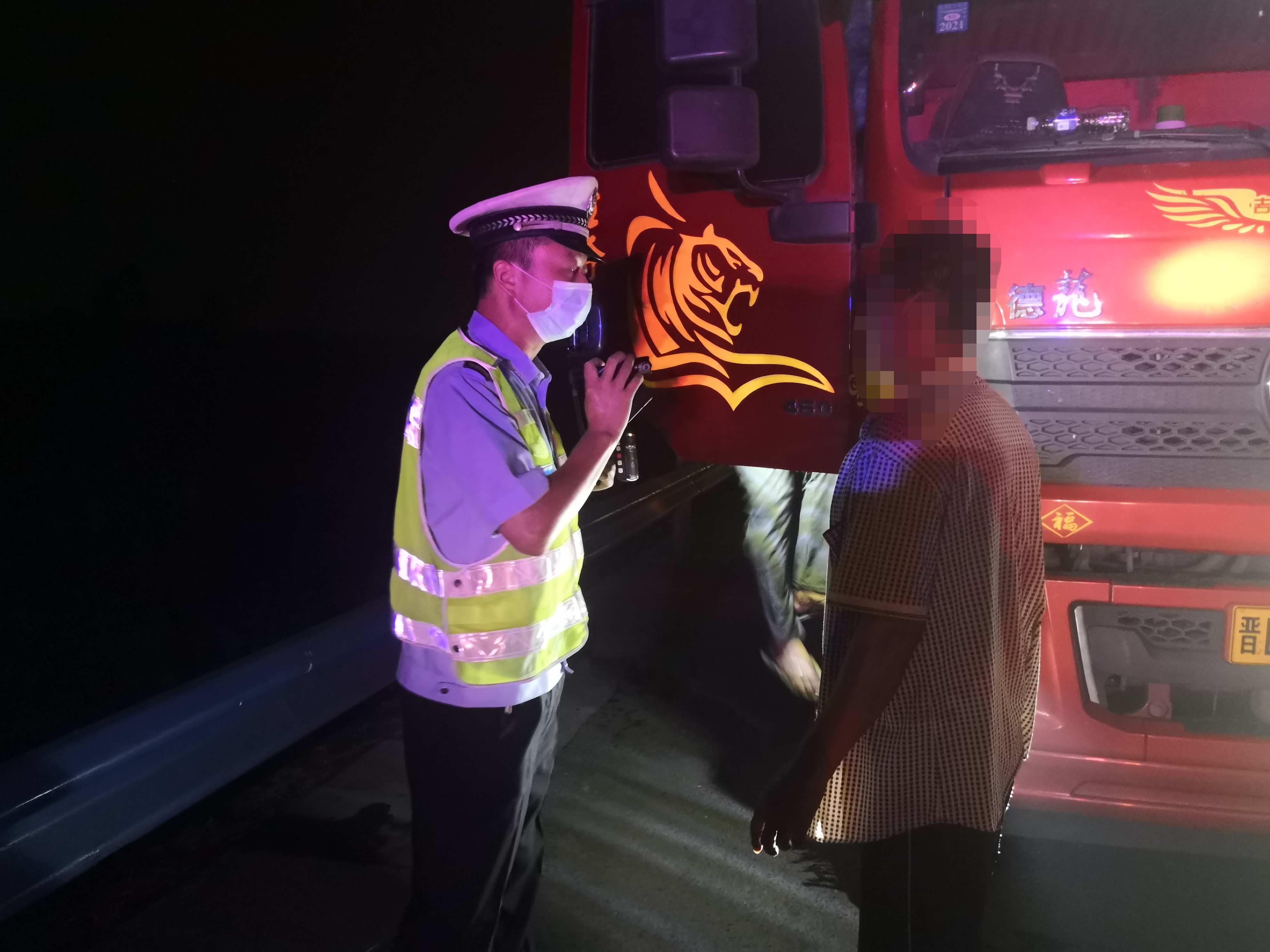 法制|高速违停方便被查获 “戏精”司机被处罚