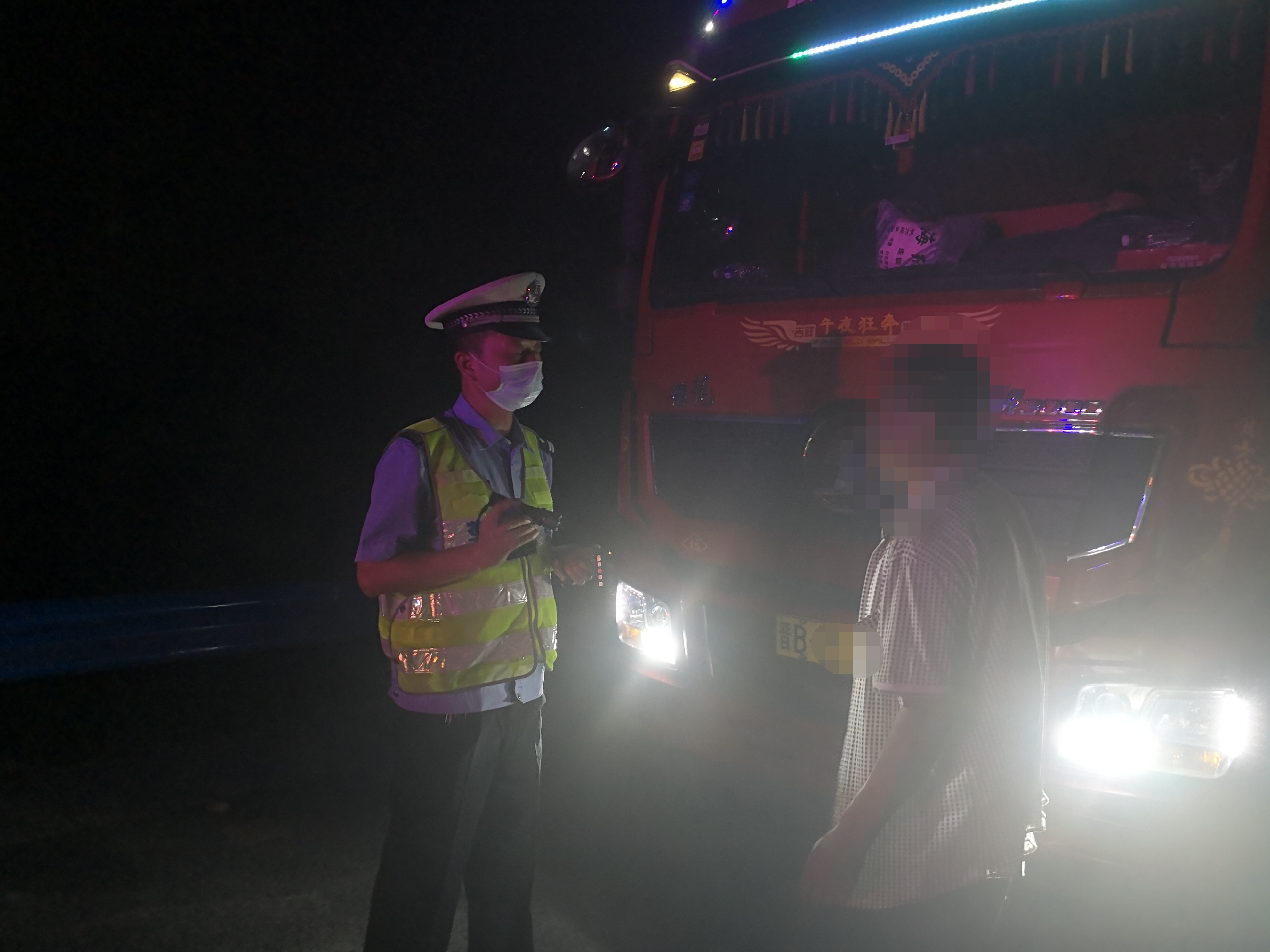 法制|高速违停方便被查获 “戏精”司机被处罚