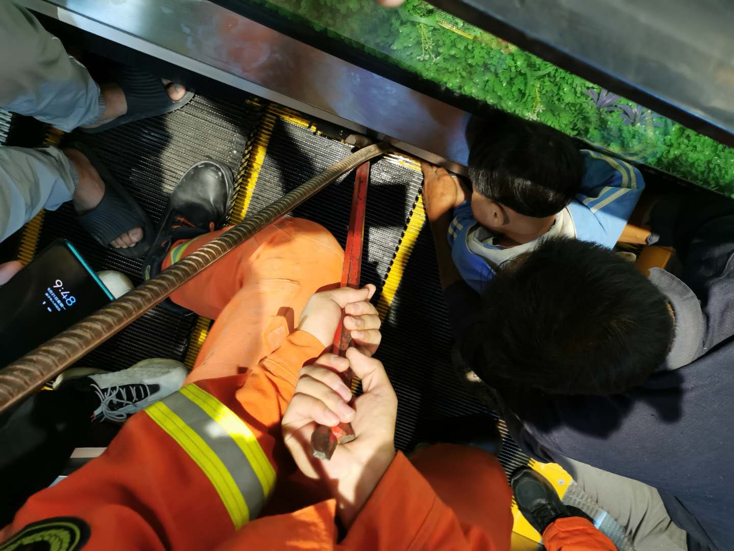 电梯|小男孩左手被卡电梯缝隙 新乡消防紧急扩张营救