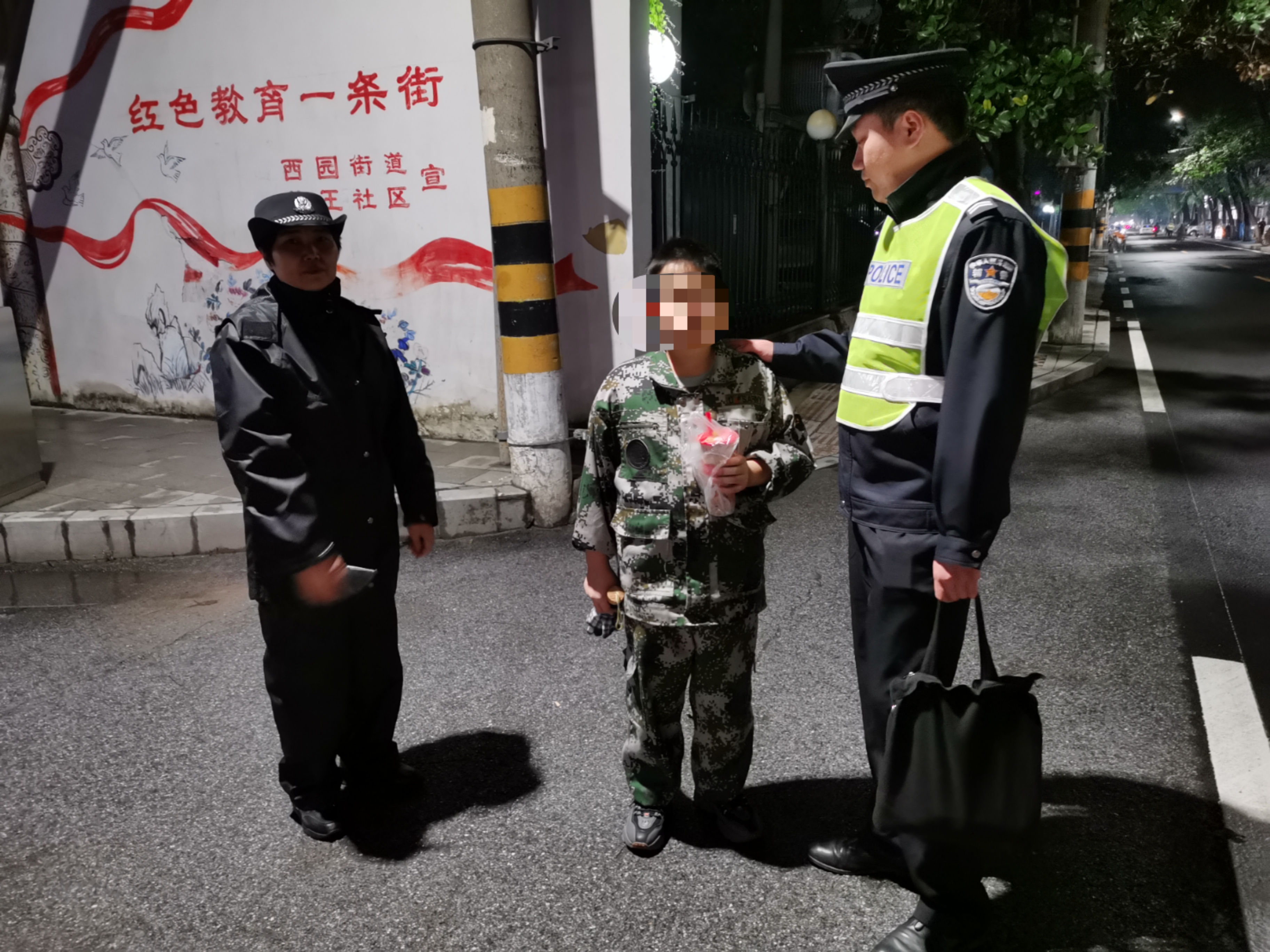 赵海|执勤民警雨夜救助初中男孩