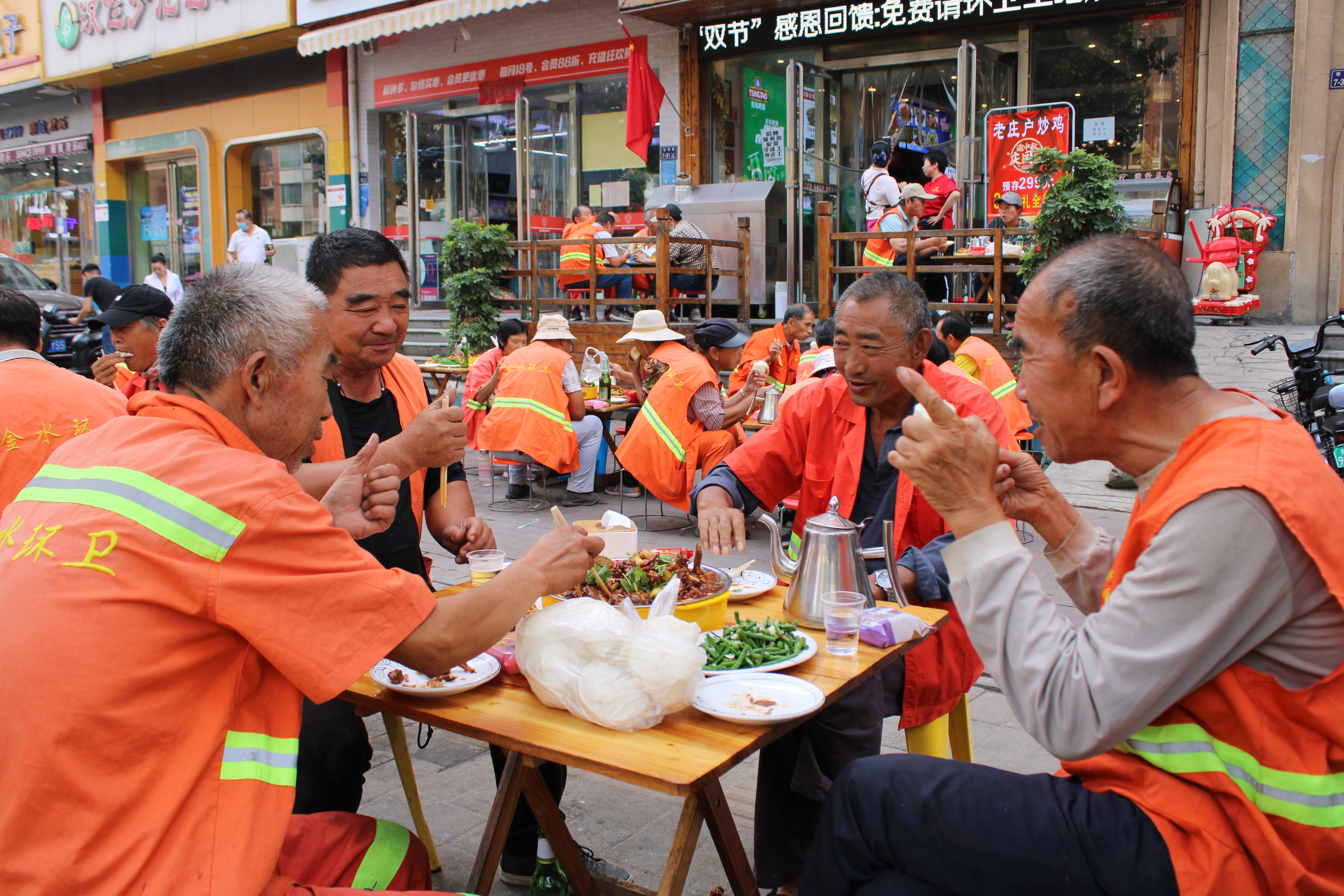 炒鸡|金水区一炒鸡店宴请60名环卫工吃大餐