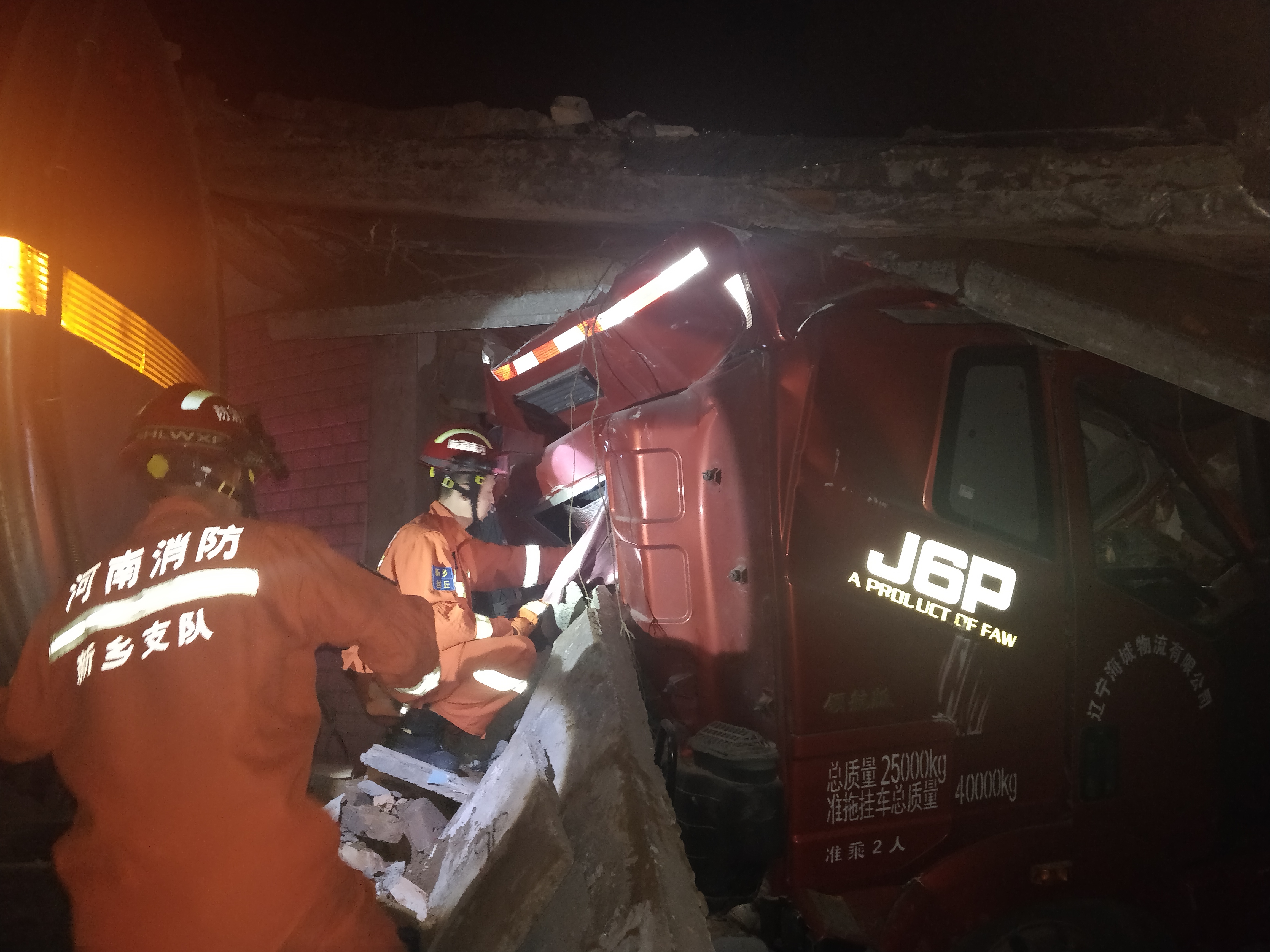 消防队|消防队门口发生车祸 新乡消防火速救援