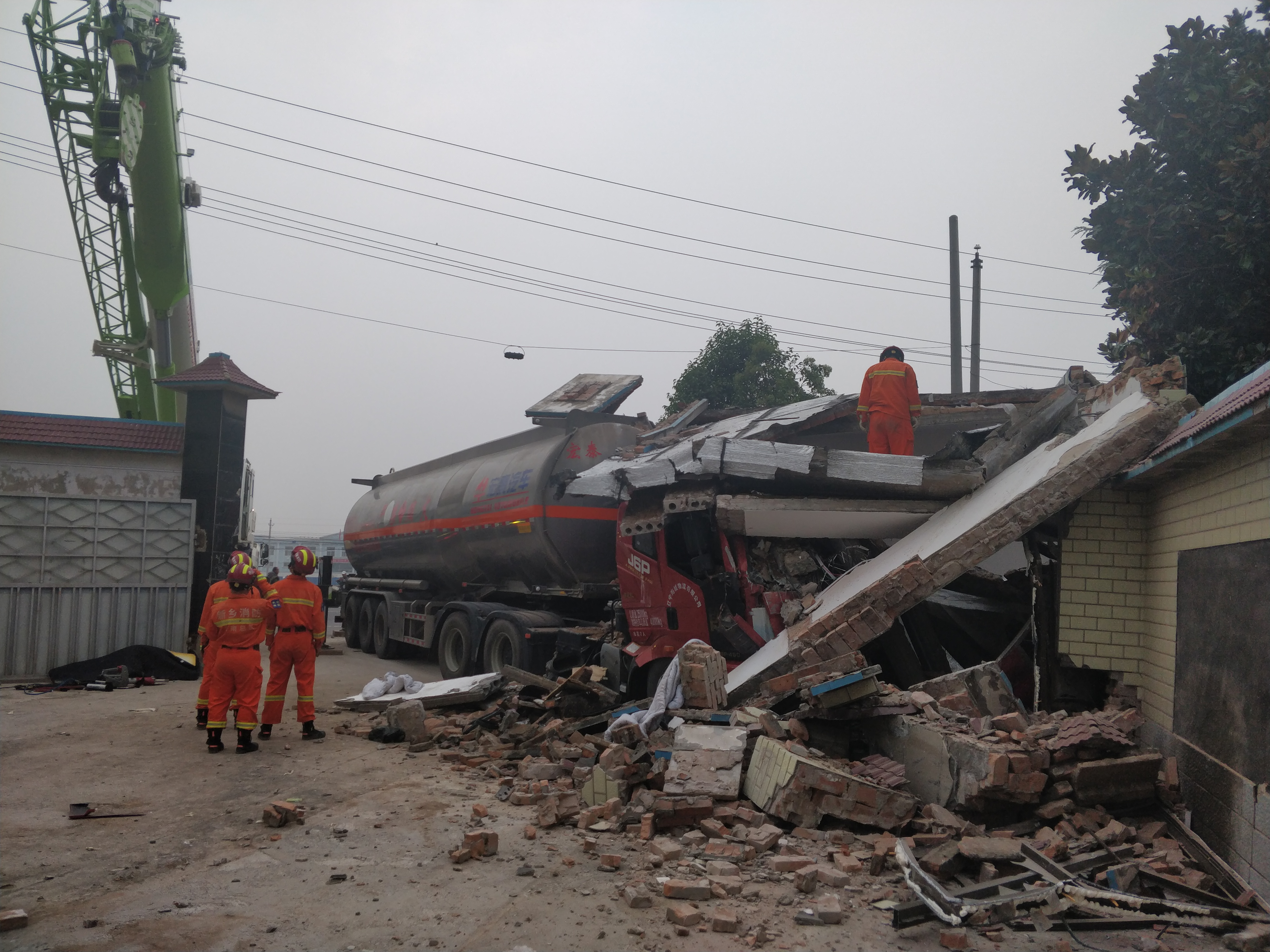 消防队|消防队门口发生车祸 新乡消防火速救援