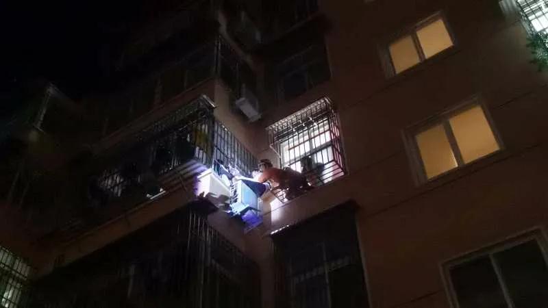 |信阳一女子欲跳楼 消防破窗救人全过程曝光
