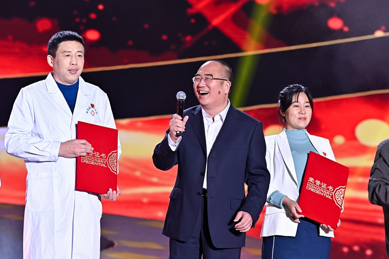 |与人民英雄张定宇握手后，汝南县医护人员这样反应