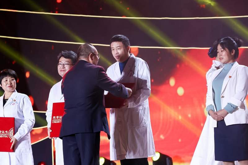 |与人民英雄张定宇握手后，汝南县医护人员这样反应