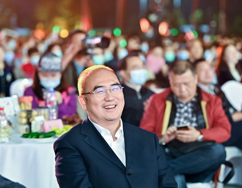 |与人民英雄张定宇握手后，汝南县医护人员这样反应