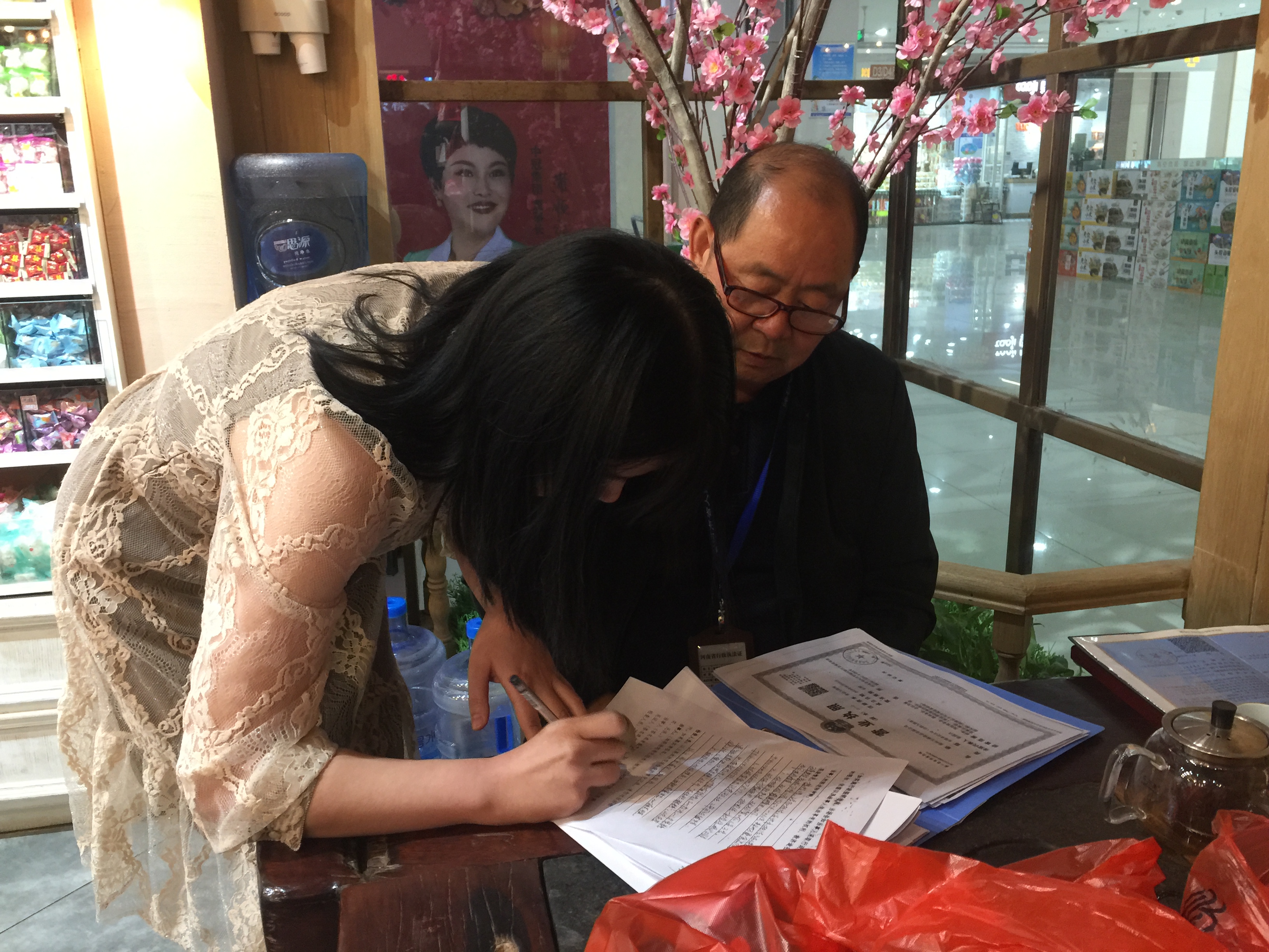 |郑州市民买结婚喜糖，打开一看却直反胃，为啥？