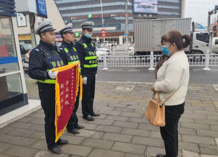 |内装金银首饰和数十张银行卡，漯河交警捡到手提包后选择这样做!