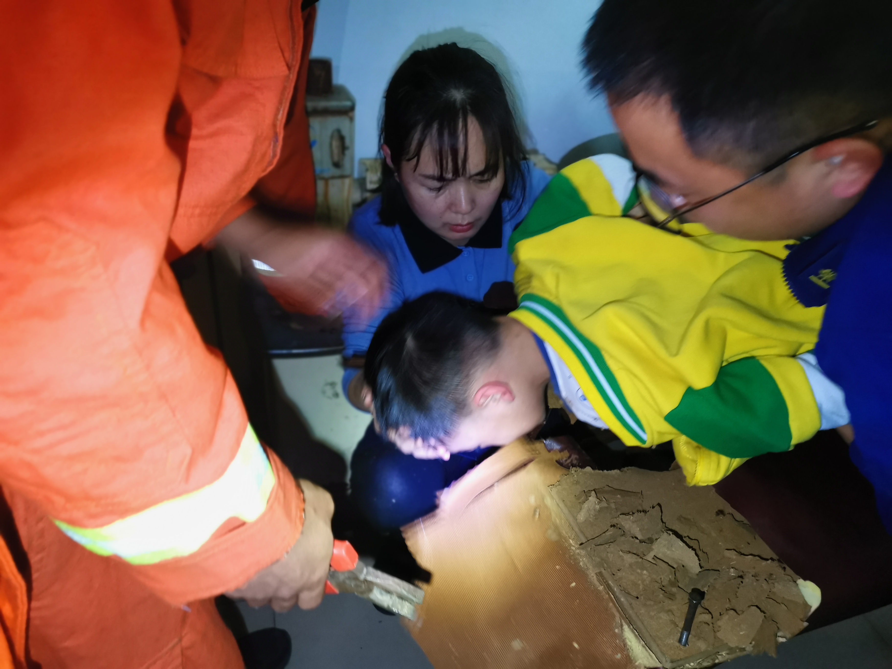 |“熊孩子”贪玩头卡按摩床 新乡消防紧急来救援！