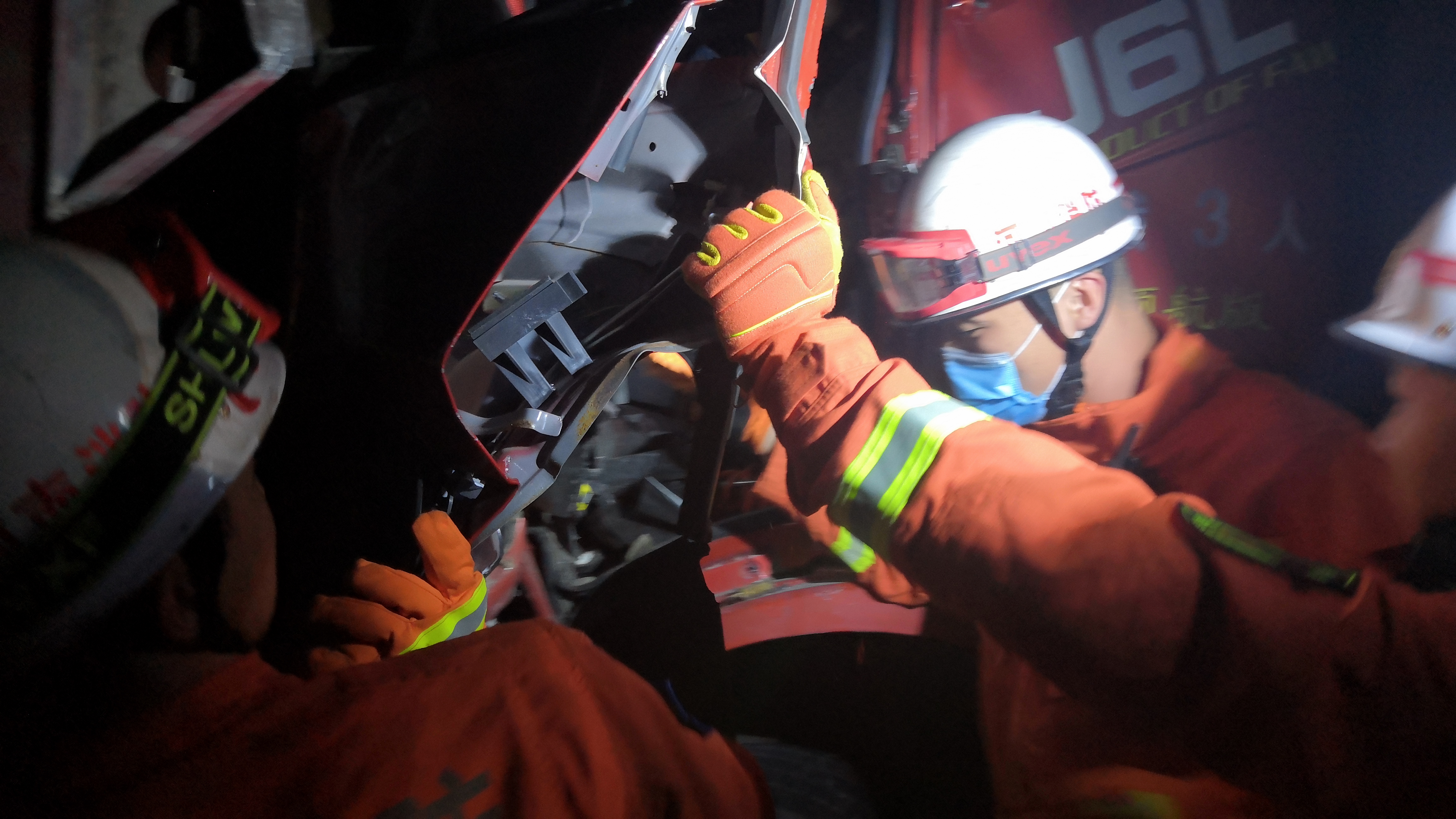 |夜间高速突发车祸 新乡消防迅速救援