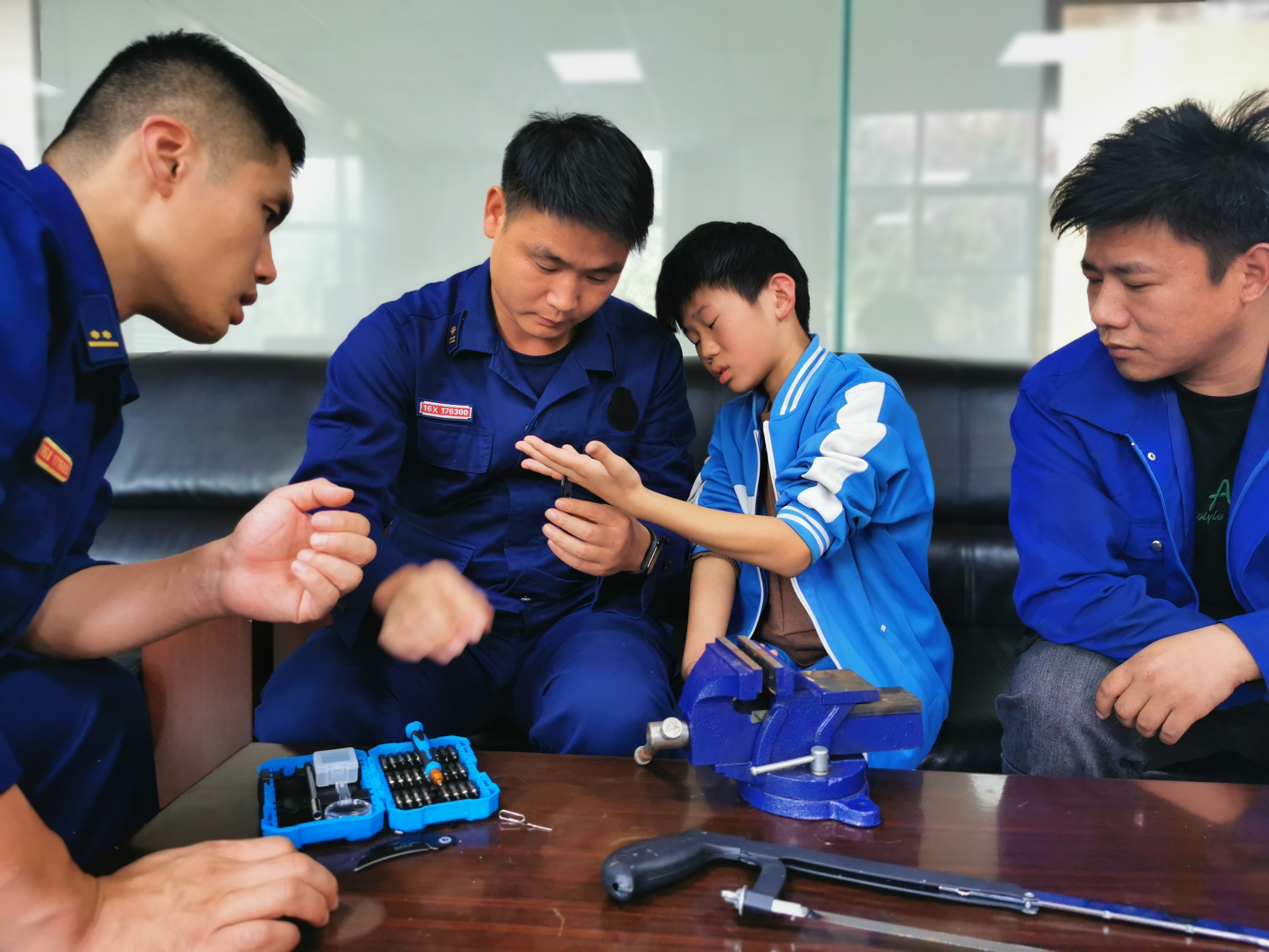 |熊孩子贪玩被“卡手” 父亲无奈求助消防队