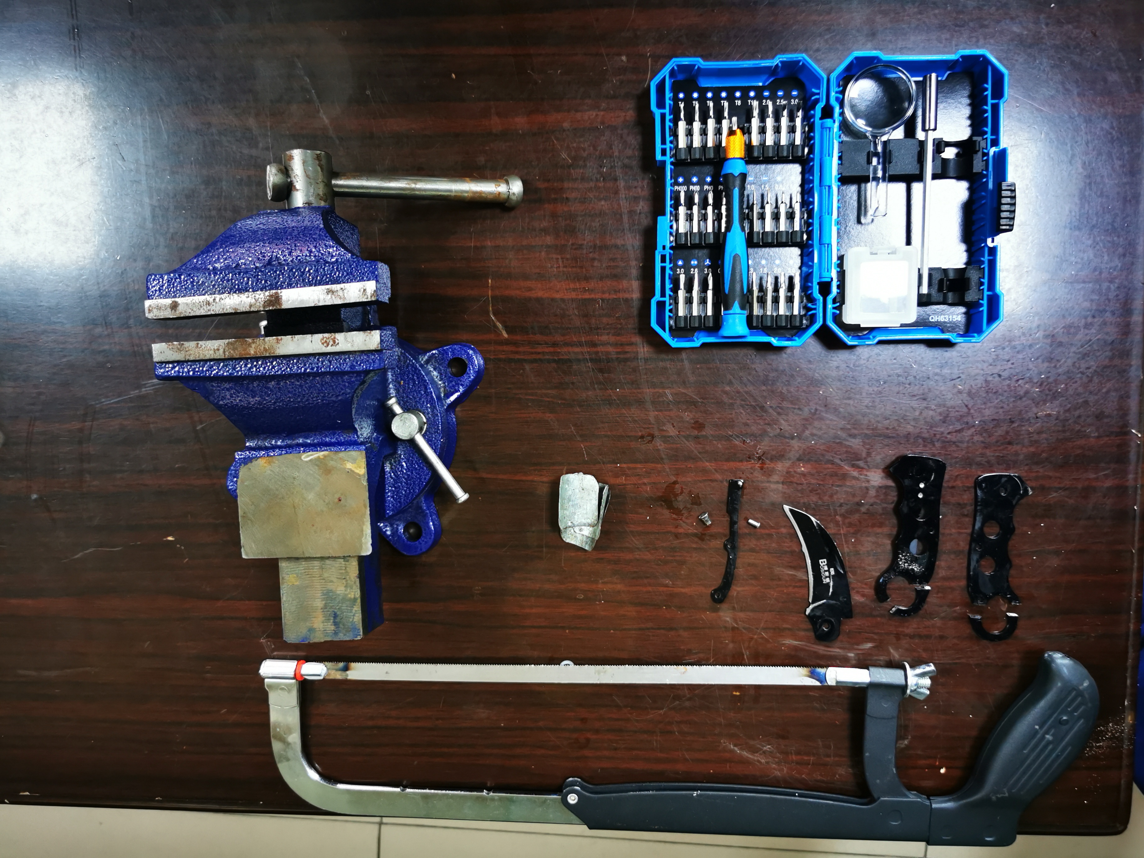 |熊孩子贪玩被“卡手” 父亲无奈求助消防队