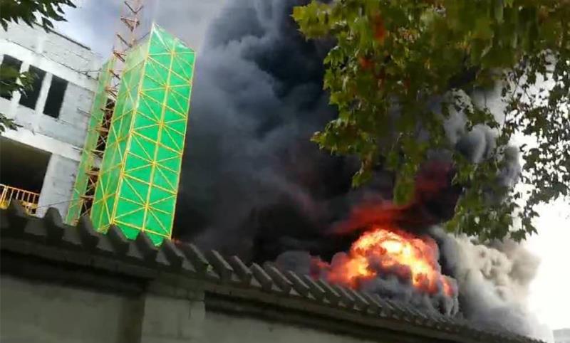 |突发！新乡市区一在建工地起火 疑为电焊引发保温材料