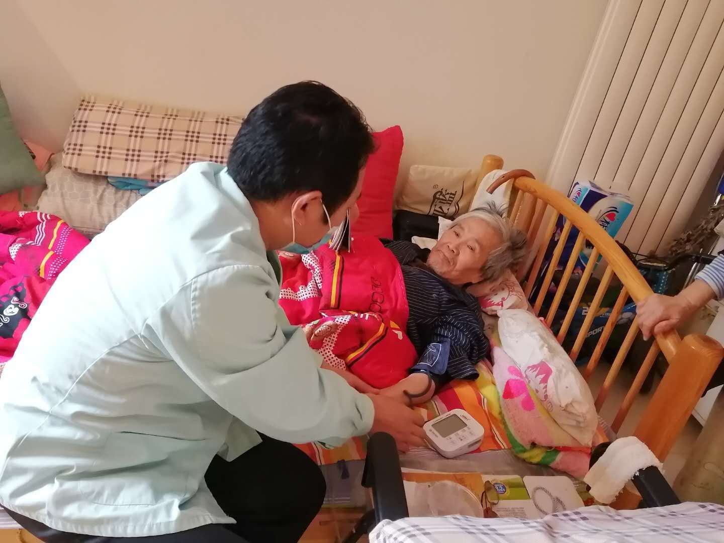 |留守老人突发心梗 新乡社区医生及时送医