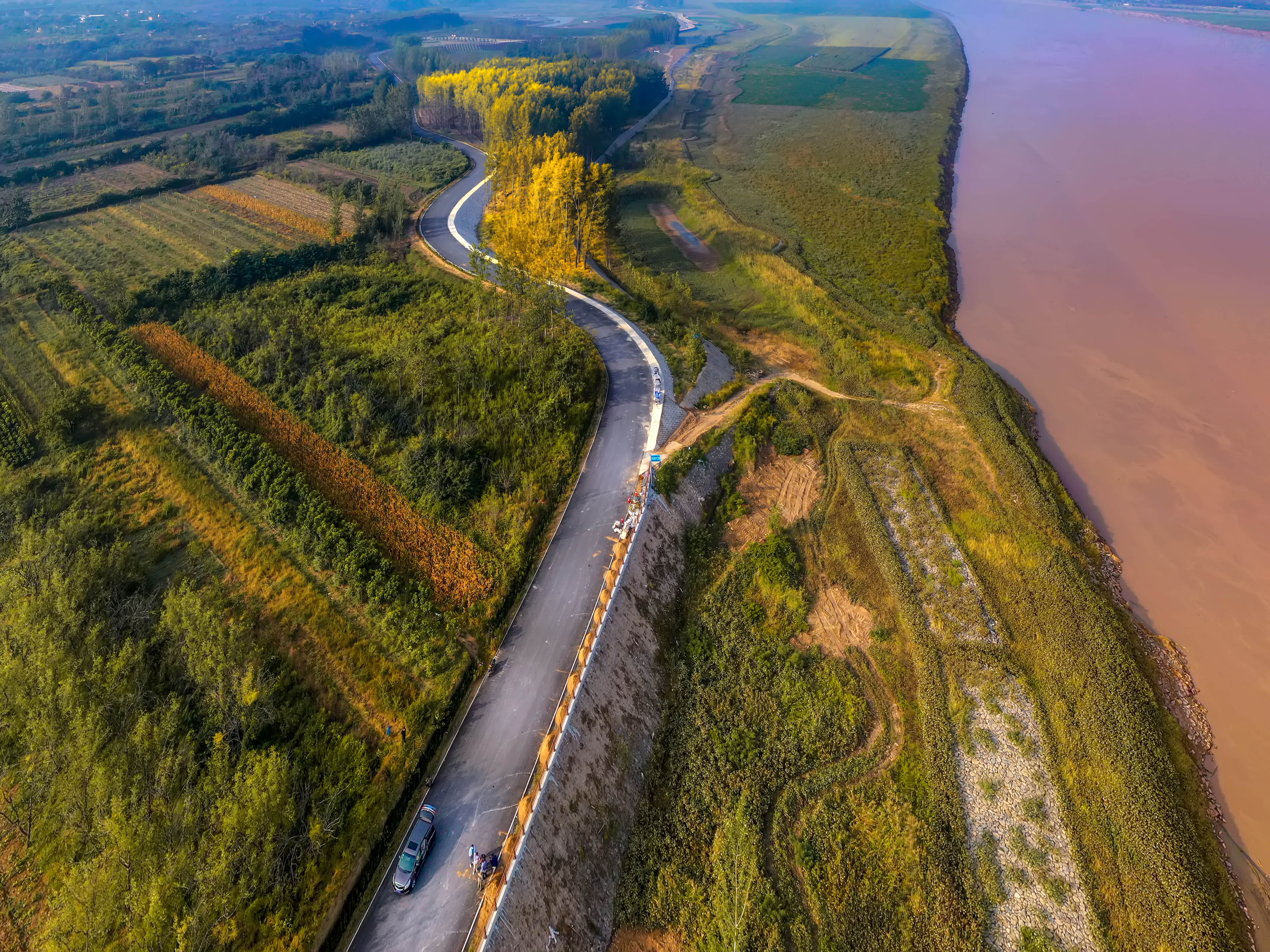 |勇挑重担，他连续6天6夜奋战在工地
