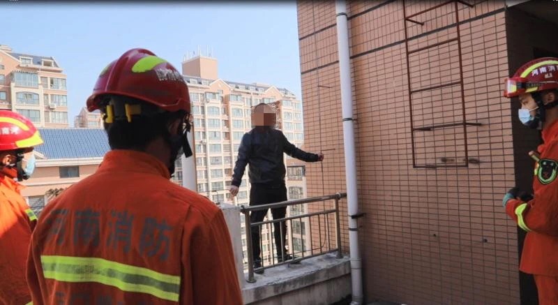 |三门峡一男子哭着要跳楼轻生……