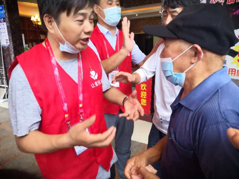 |老人在外流浪六十多年，今天回到了家