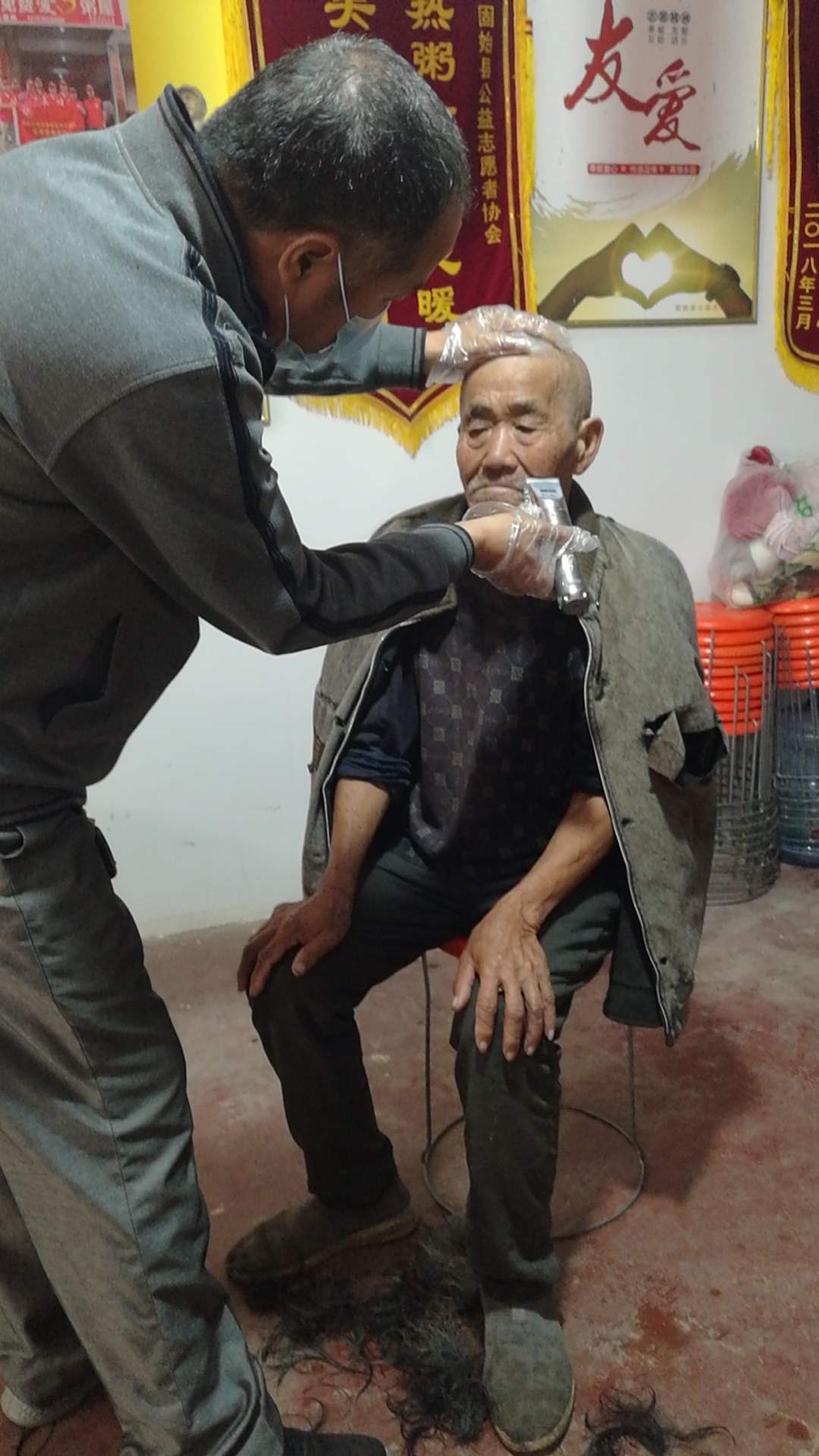 |老人在外流浪六十多年，今天回到了家