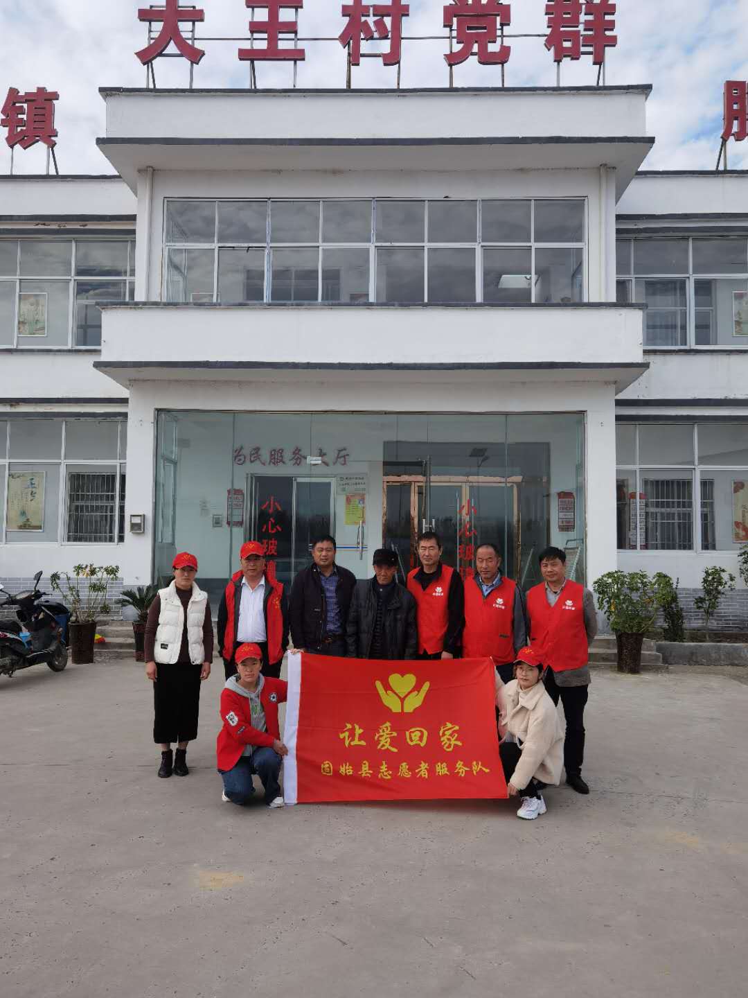 |老人在外流浪六十多年，今天回到了家