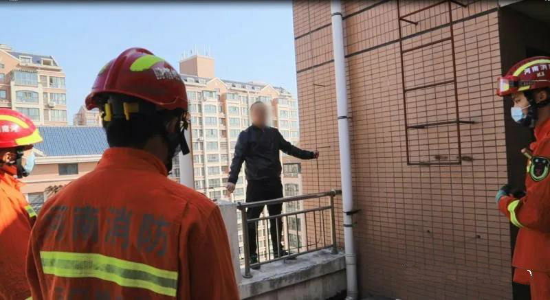 |男子站11楼顶欲轻生，消防员飞扑一把抓住……