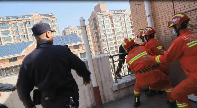 |男子站11楼顶欲轻生，消防员飞扑一把抓住……