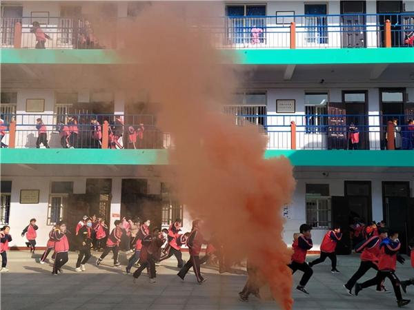荥阳市第二小学开展消防安全应急疏散演练活动