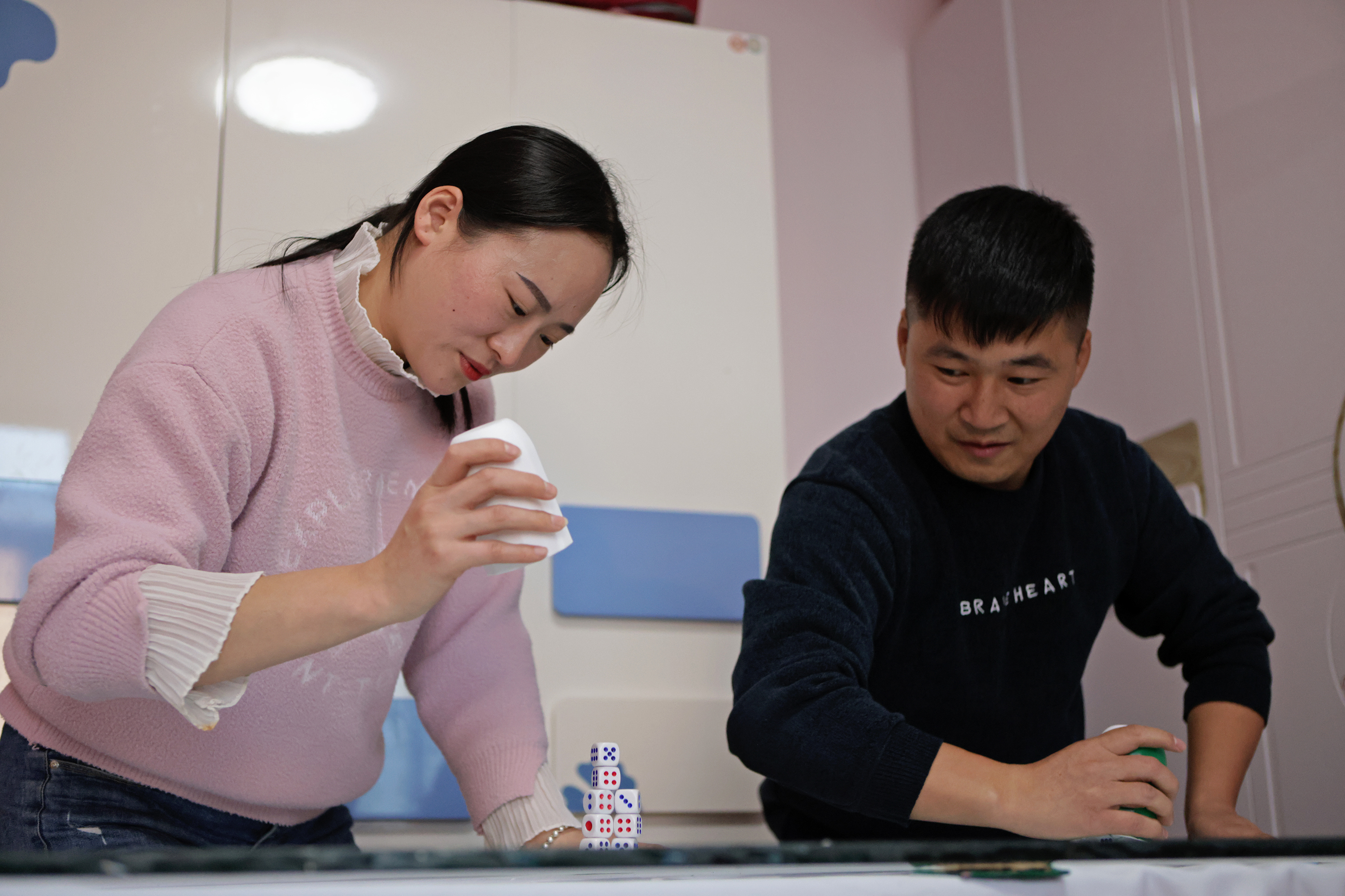 |丈夫带她入行，洛阳农家女练成绝活，能把39只骰子摇成一柱