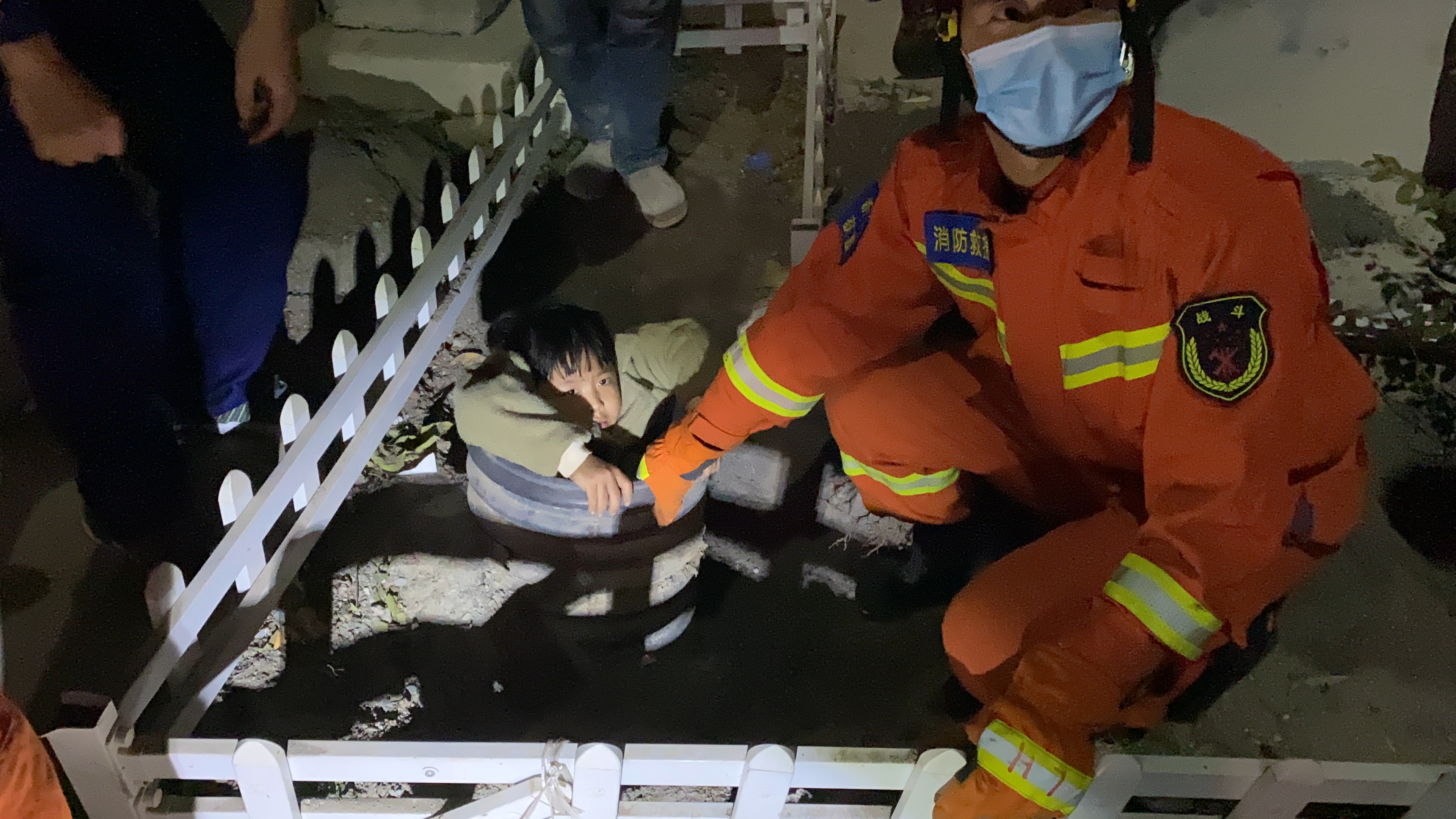 |男孩贪玩被卡管道 新乡消防紧急解救