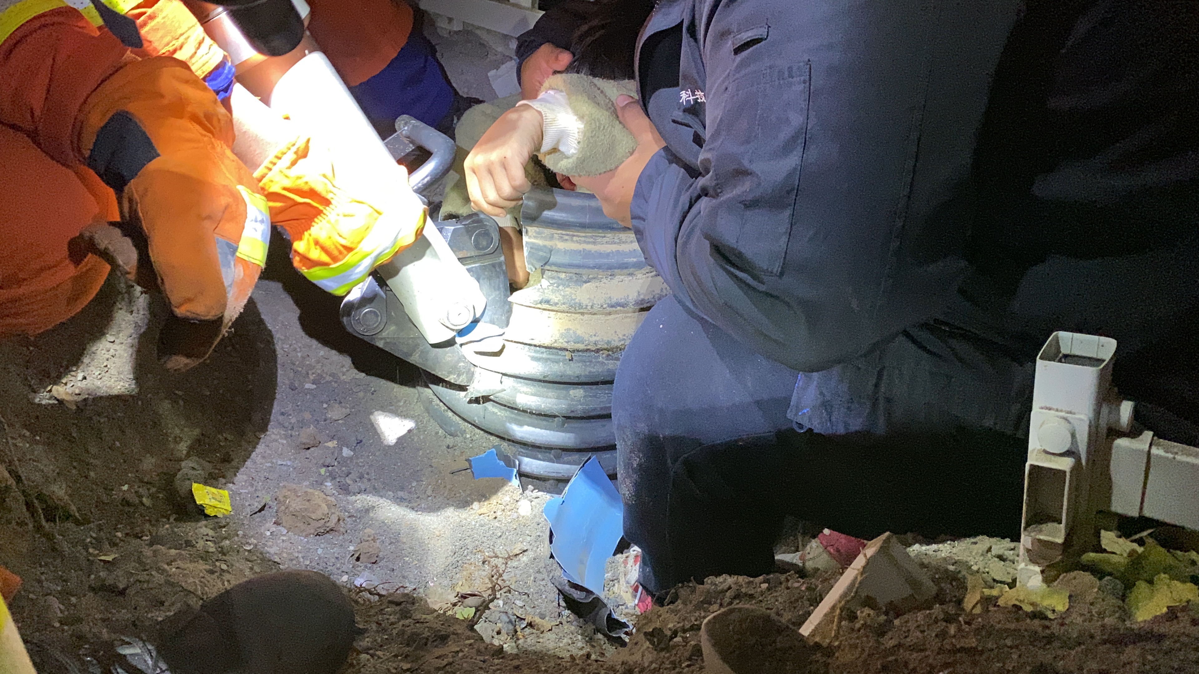 |男孩贪玩被卡管道 新乡消防紧急解救